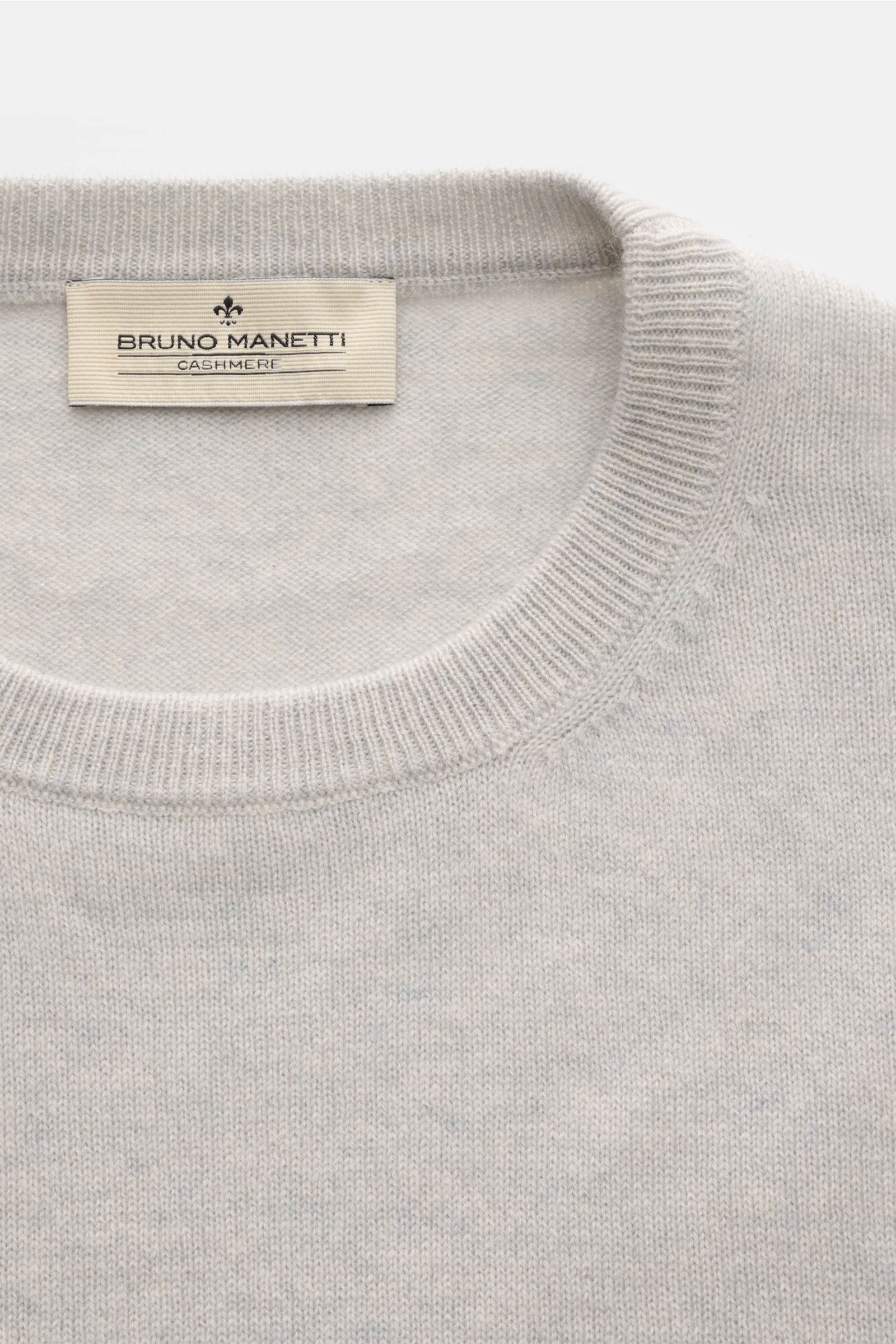 Nahaufnahme von Bruno Manetti Cashmere Rundhalspullover hellgrau meliert mit Rundhalsausschnitt, feinem Strickbild und weichem Griff.