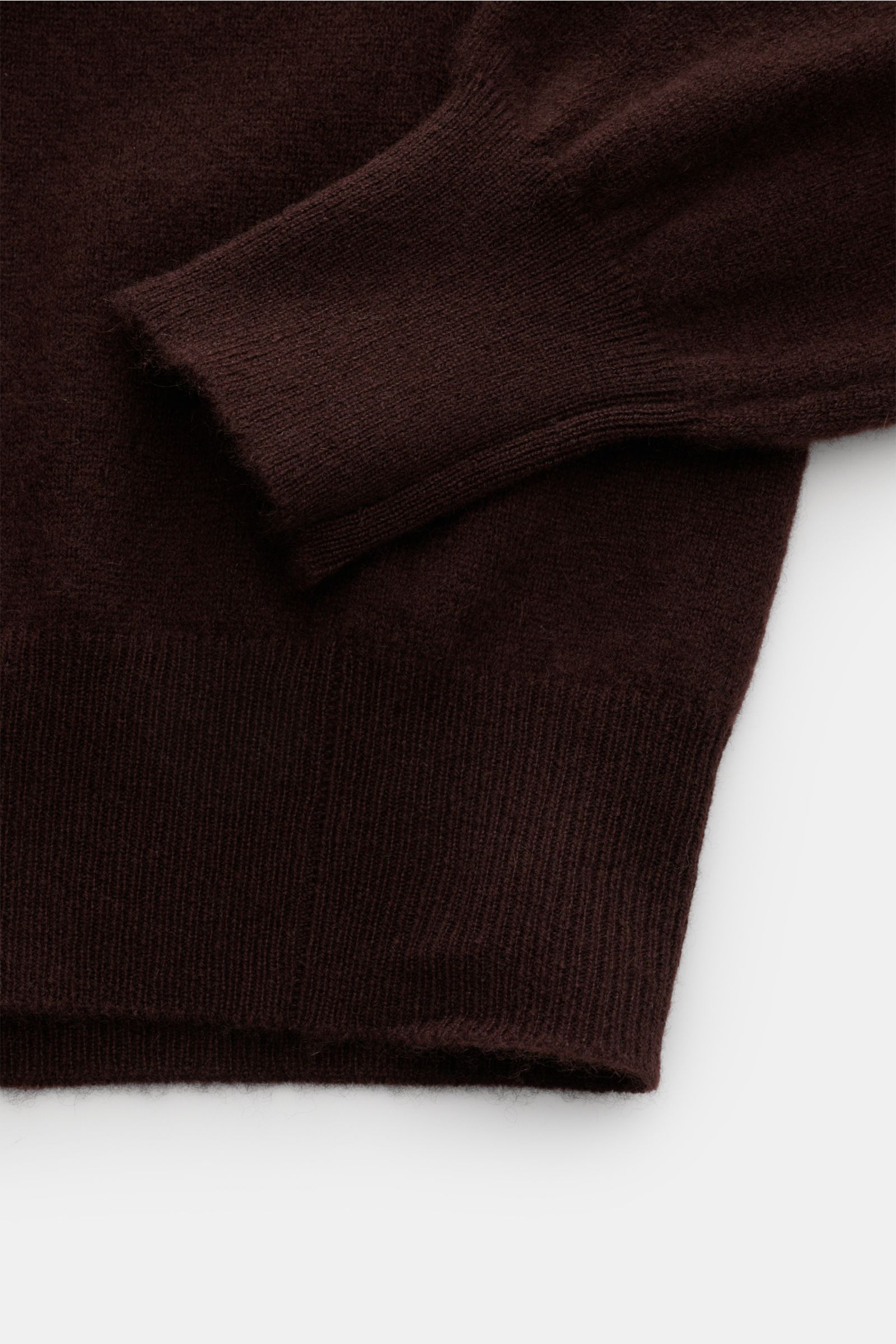 Bruno Manetti Cashmere Rundhalspullover dunkelbraun, Nahaufnahme von Ärmel und Saum, weicher Griff, feines Strickbild, Regular Fit, Rundhalsausschnitt, Rippbündchen.