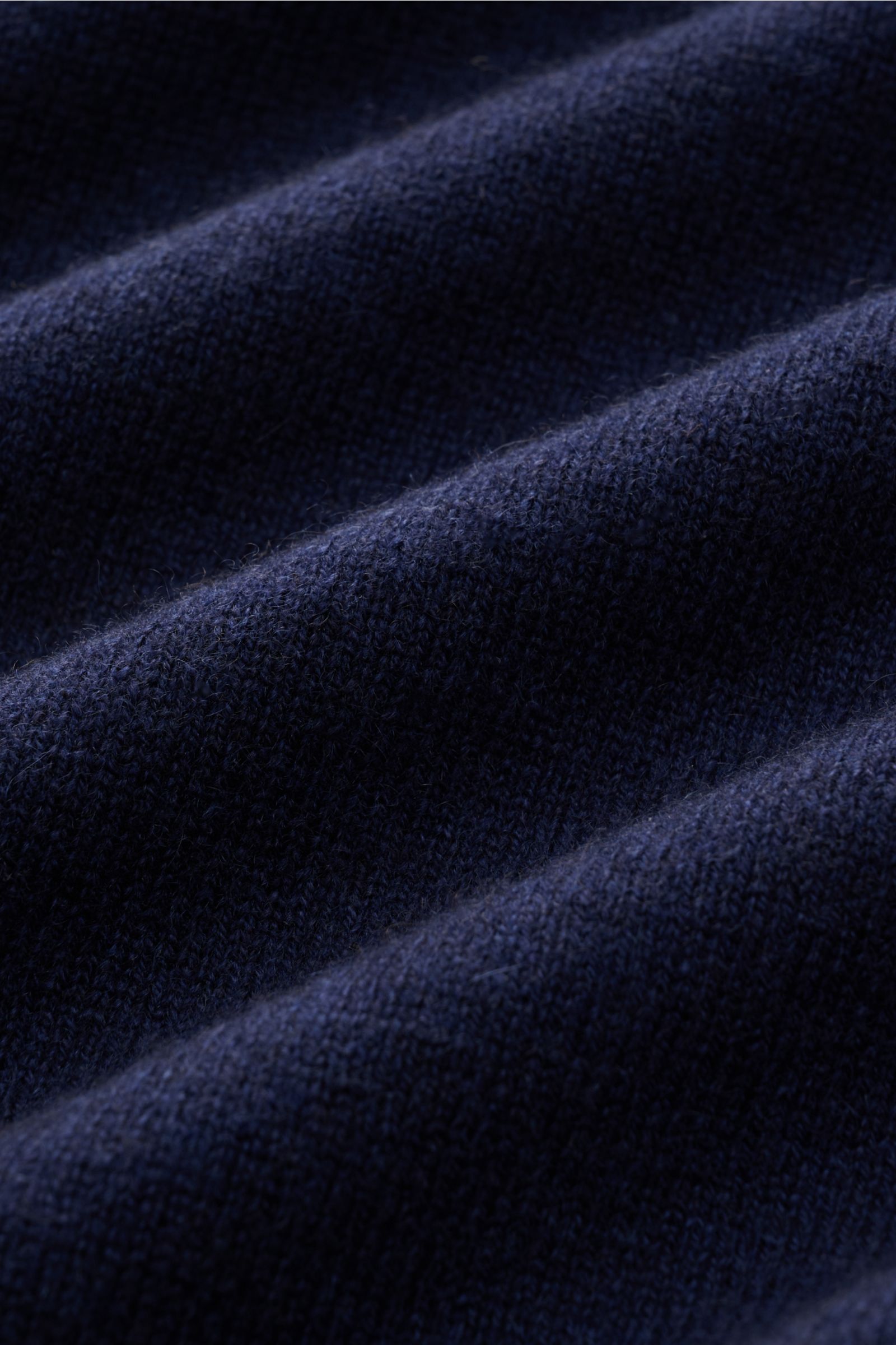 Bruno Manetti Cashmere Rundhalspullover navy in Nahaufnahme, feines Strickbild, weicher Griff, reine Cashmerequalität, Rippbündchen sichtbar.