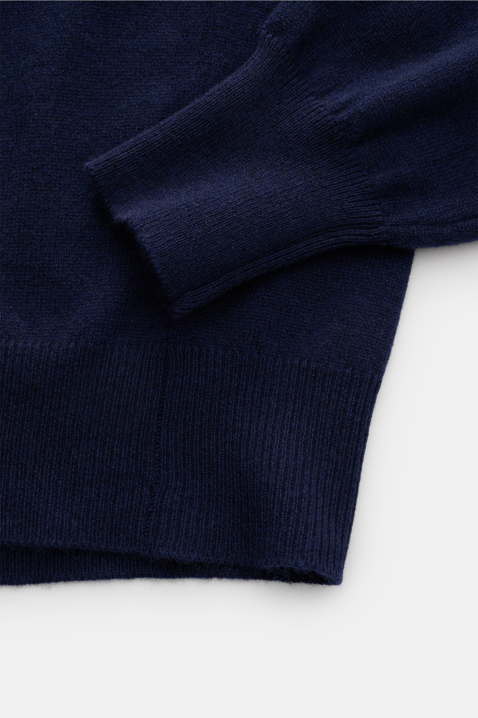 Bruno Manetti Cashmere Rundhalspullover navy, Detailaufnahme von Bündchen und Ärmel, weiches reines Cashmere, feines Strickbild, Regular Fit.