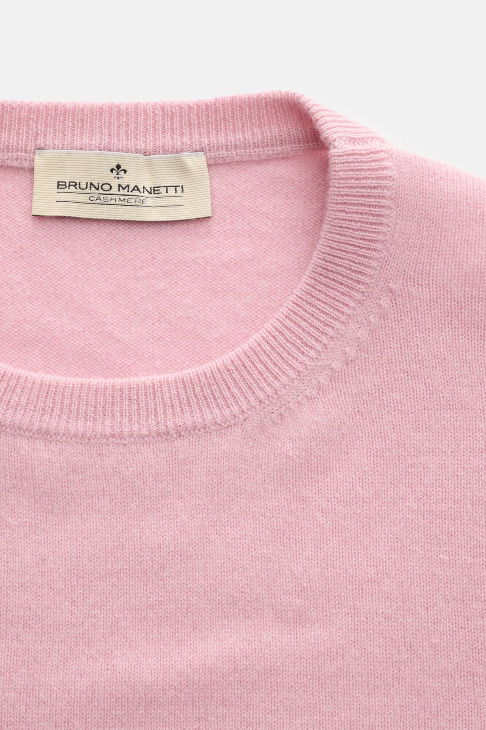 Nahaufnahme des Bruno Manetti Cashmere Rundhalspullover rosé von oben, feines Strickbild, Rundhalsausschnitt, weicher Griff, Regular Fit.
