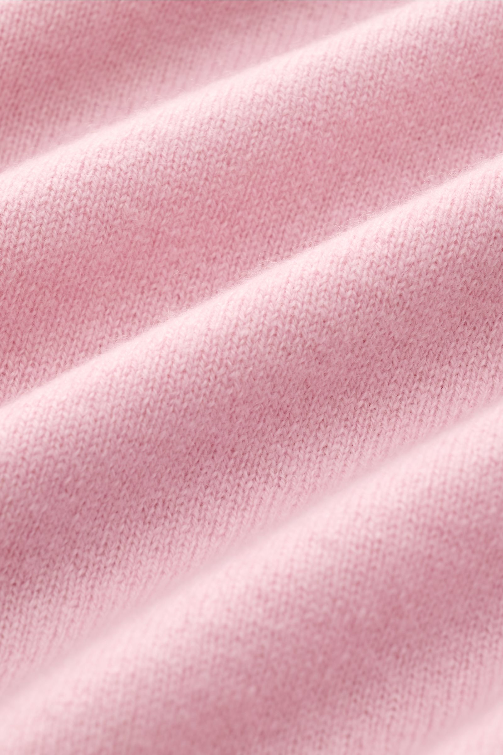 Nahaufnahme des weichen, feinstrickigen Bruno Manetti Cashmere Rundhalspullover rosé mit Regular Fit, Rundhalsausschnitt und Rippbündchen.