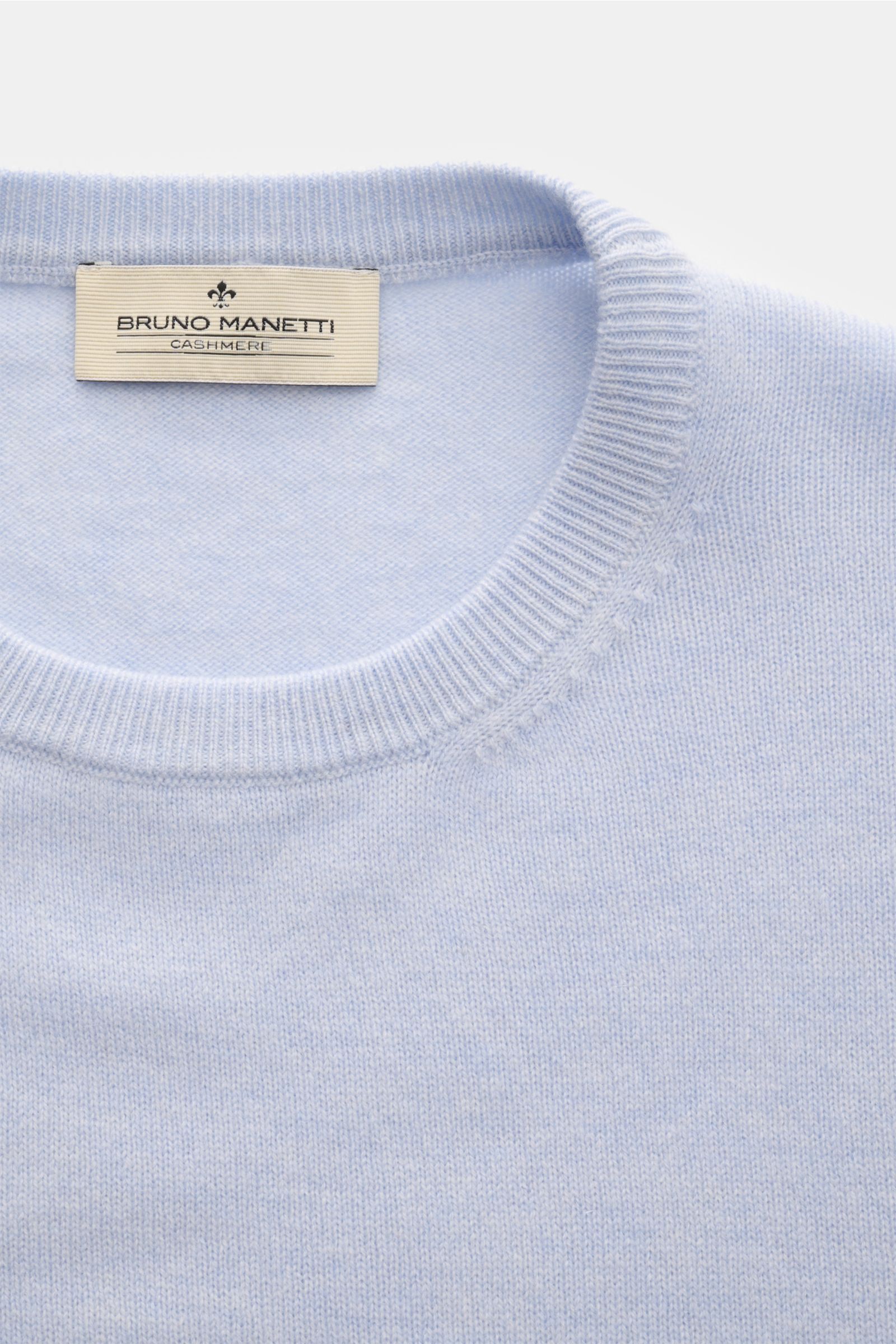 Bruno Manetti Cashmere Rundhalspullover hellblau, Nahaufnahme von oben, reiner Cashmere, weicher Griff, Regular Fit, Rundhalsausschnitt, Rippbündchen.