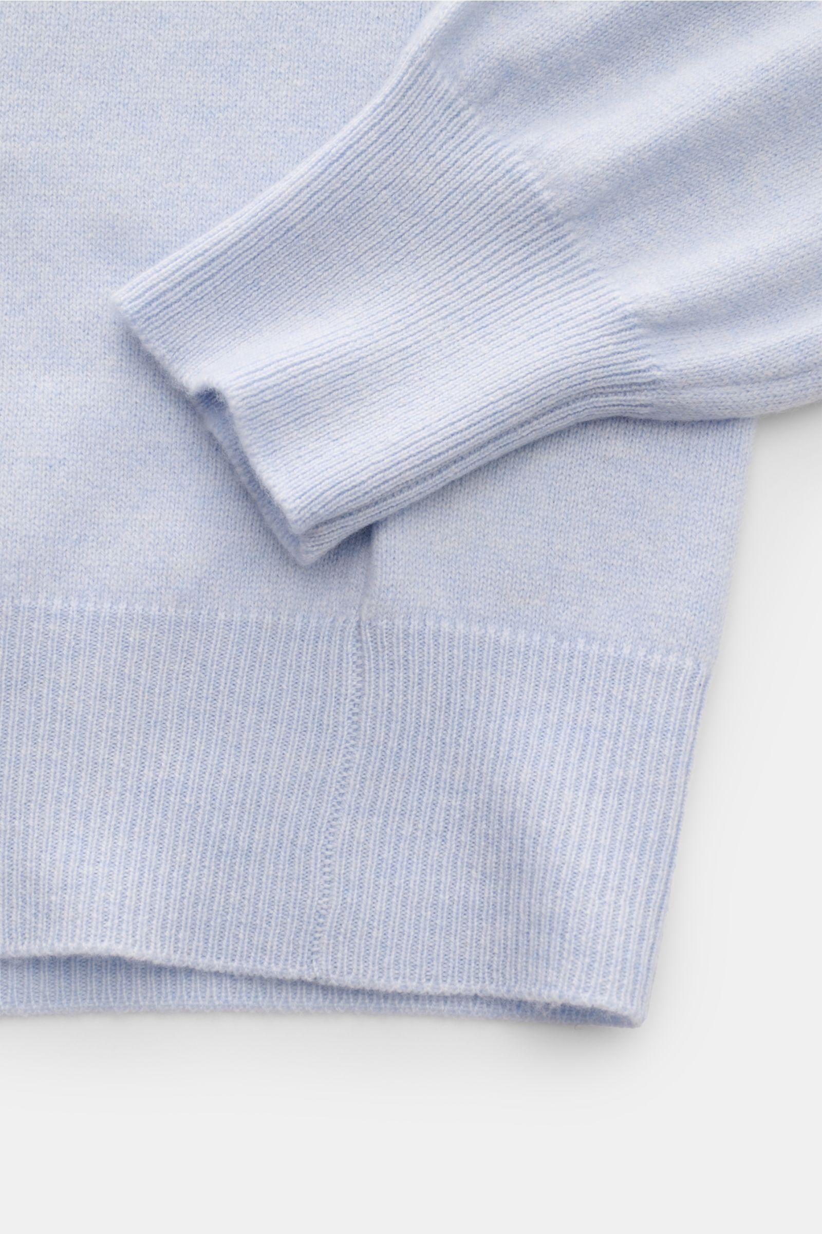 Bruno Manetti Cashmere Rundhalspullover hellblau, Detailaufnahme von Ärmel und Saum, weicher Griff, feines Strickbild, Rippbündchen.