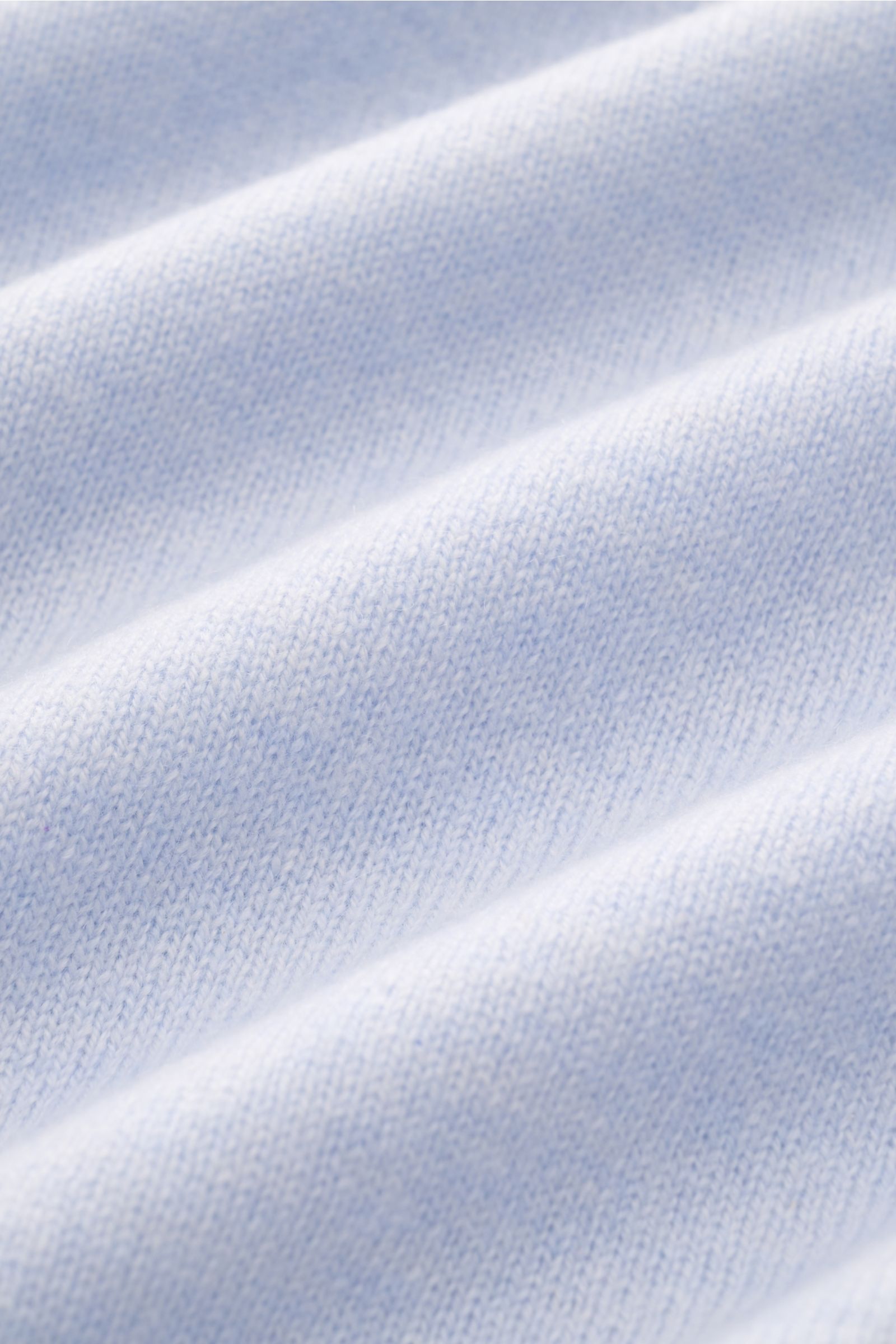 Bruno Manetti Cashmere Rundhalspullover hellblau, Detailaufnahme des feinen Strickbilds aus weichem, reinem Cashmere mit Rippbündchen.
