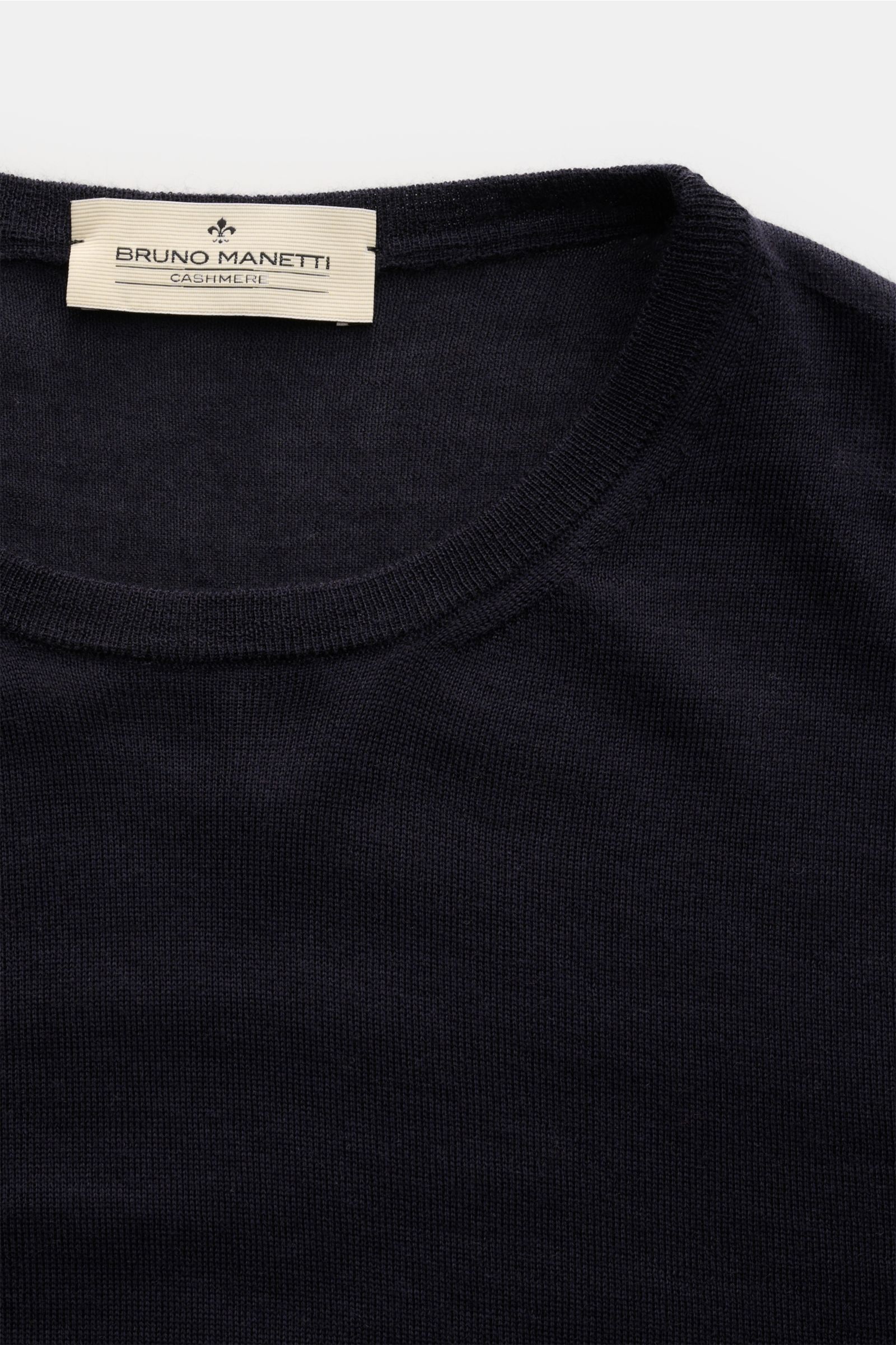 Bruno Manetti Feinstrick-Rundhalspullover navy aus Cashmere-Seide-Mix, feines Strickbild, Rundhalsausschnitt, Rippbündchen, Detailansicht vorne.
