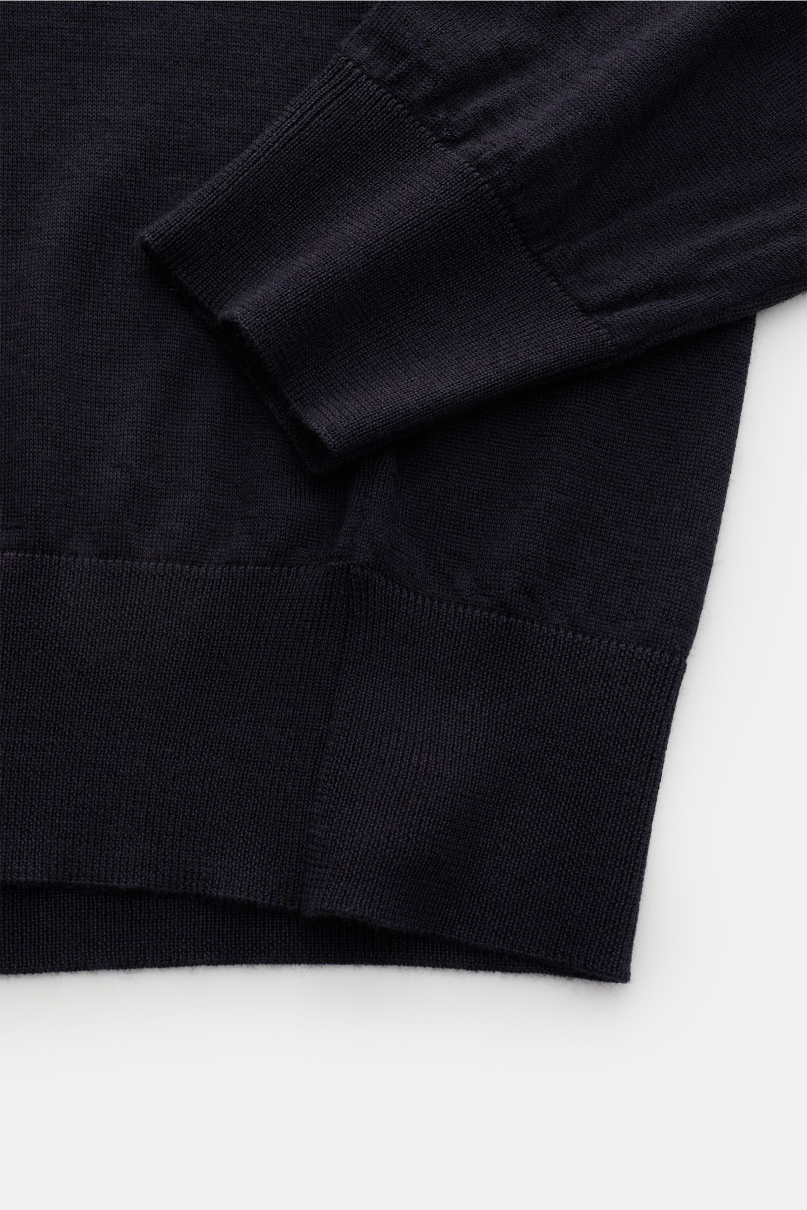 Bruno Manetti Feinstrick-Rundhalspullover navy, Detailaufnahme von Bündchen und Ärmel, feiner Cashmere-Seide-Mix, weicher Griff, Regular Fit.