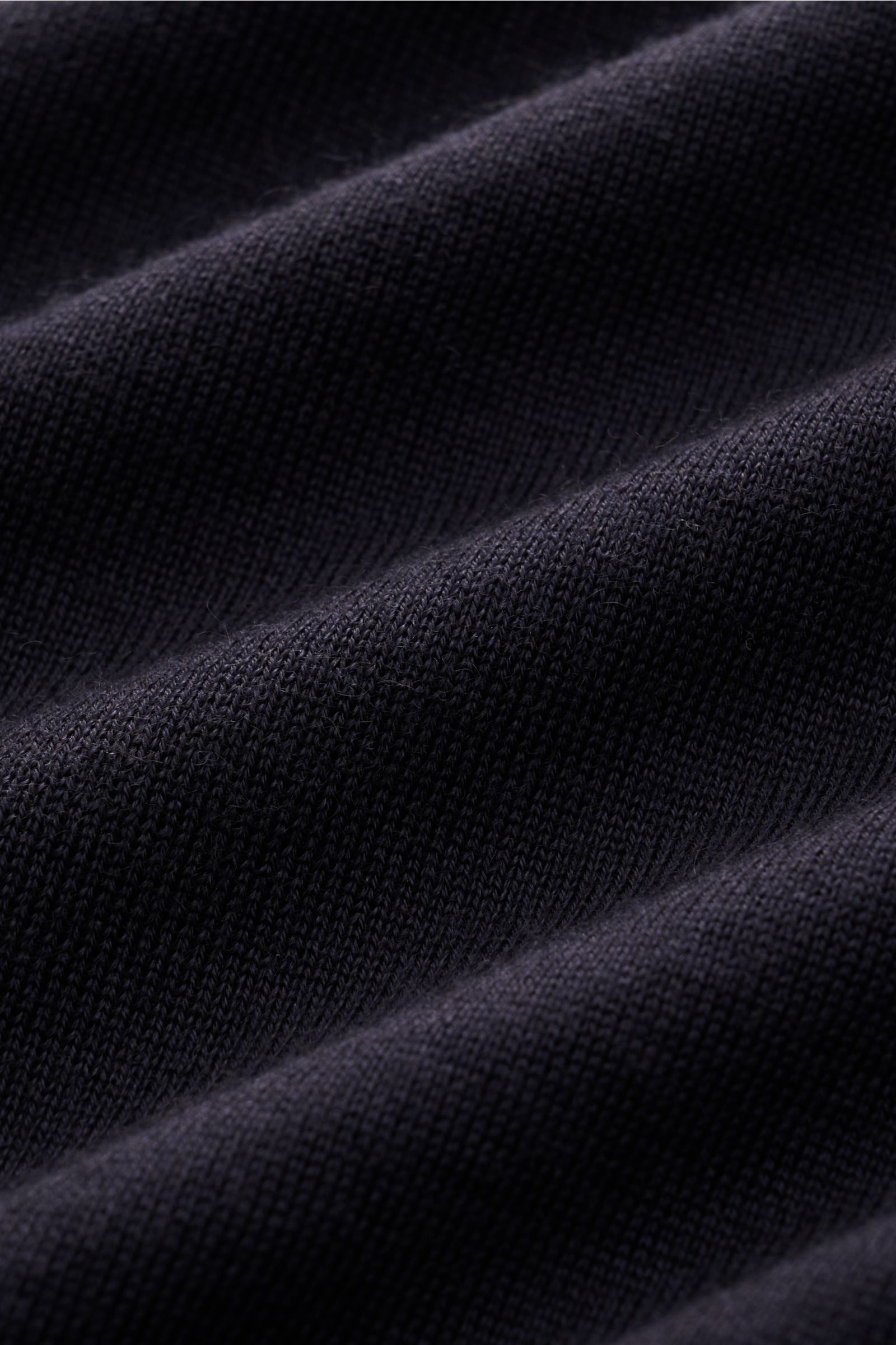 Nahaufnahme des feinen Strickbilds des Bruno Manetti Feinstrick-Rundhalspullovers navy aus Cashmere-Seide-Mix, Regular Fit, mit weichem Griff und Rippbündchen.