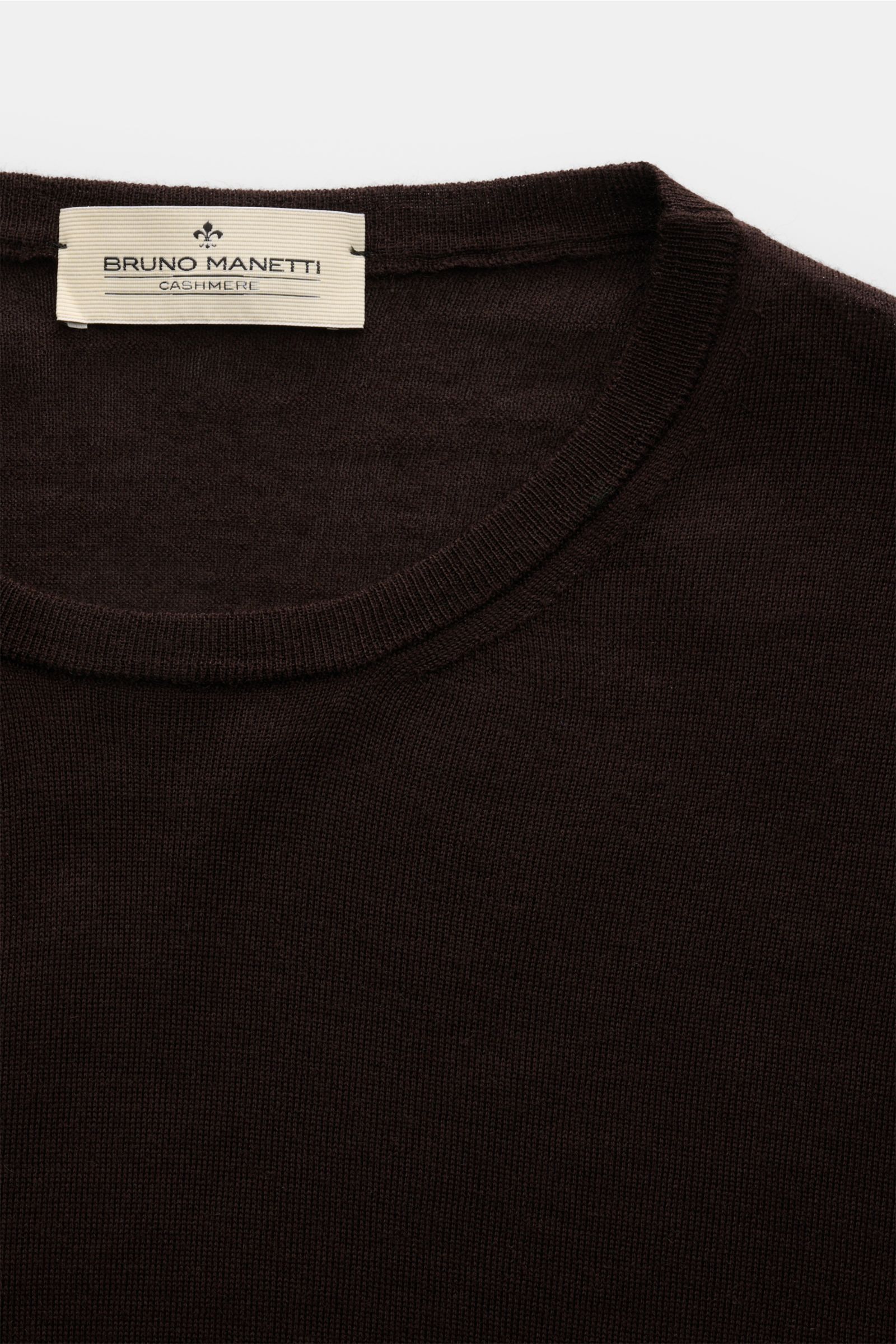 Bruno Manetti Feinstrick-Rundhalspullover dunkelbraun aus Cashmere-Seide-Mix, feines Strickbild, Rundhalsausschnitt, Rippbündchen, Nahaufnahme von oben.