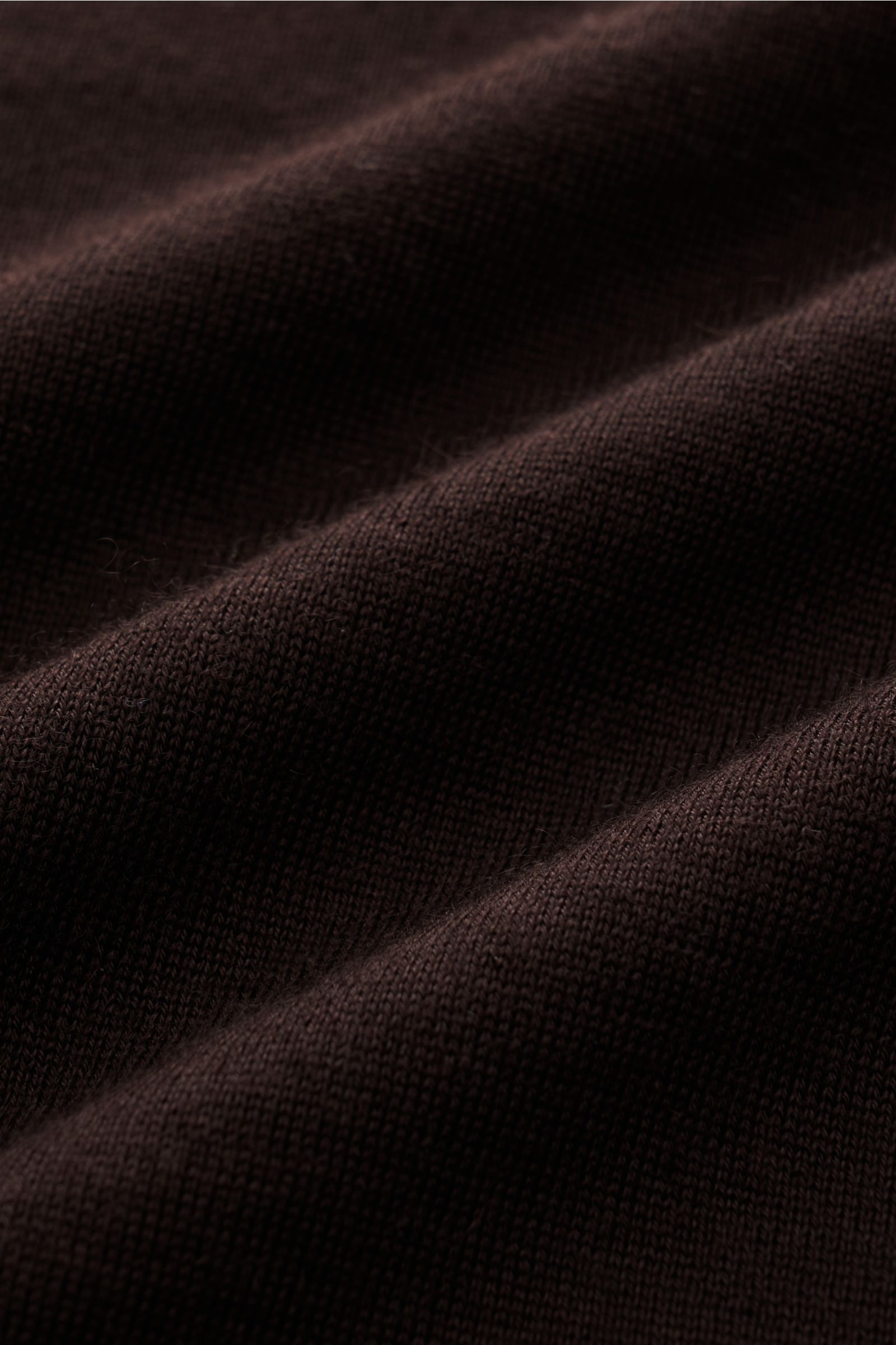 Bruno Manetti Feinstrick-Rundhalspullover dunkelbraun im Detail, feines Strickbild, weicher Cashmere-Seide-Mix, Rippbündchen, Nahaufnahme Textur