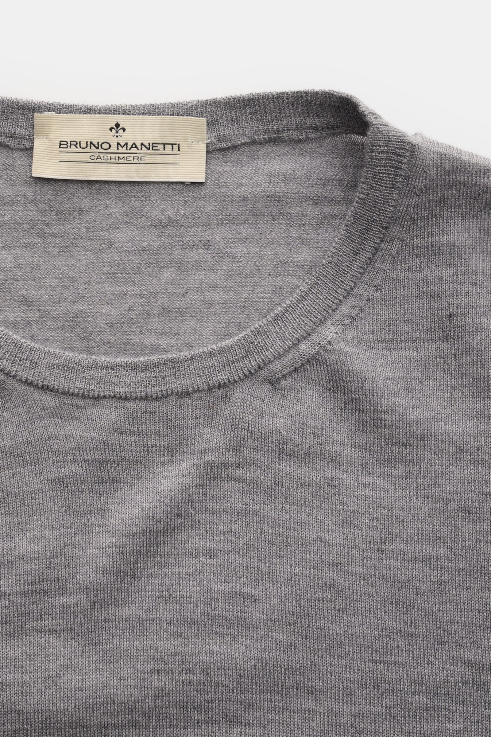 Bruno Manetti Feinstrick-Rundhalspullover grau meliert, Nahaufnahme von oben, feines Strickbild, Rundhalsausschnitt, weicher Cashmere-Seide-Mix.