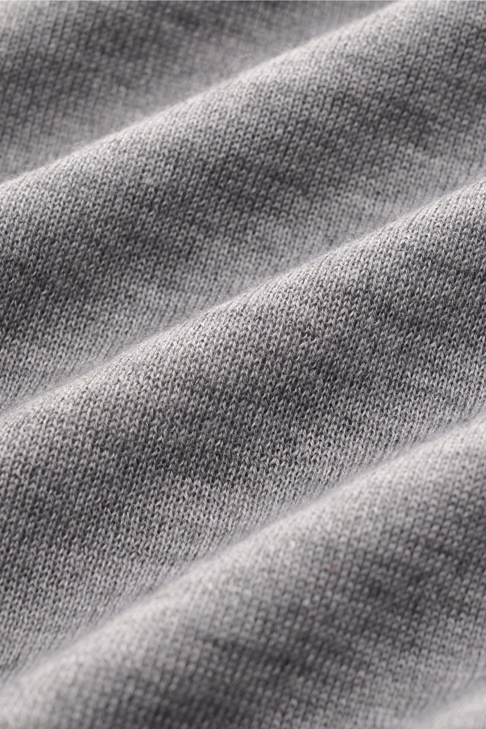 Bruno Manetti Feinstrick-Rundhalspullover grau meliert, Detailaufnahme des feinen Strickbilds aus Cashmere-Seide-Mix, weicher Griff, Rippbündchen.