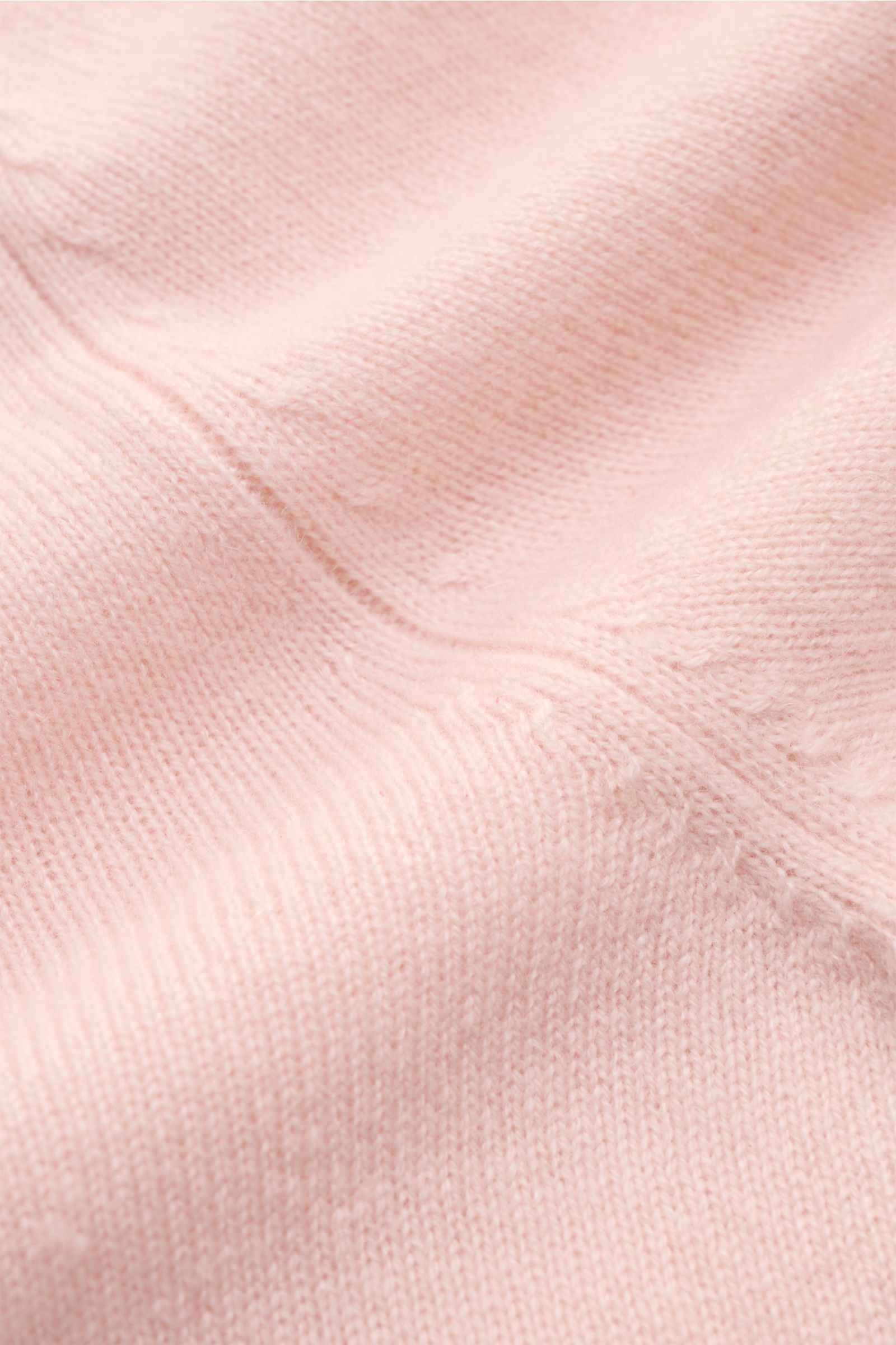 Nahaufnahme des FTC Cashmere Rundhalspullover rosé in Slim Fit, feinem Strickbild, weichem Griff und komfortablen Rippbündchen.