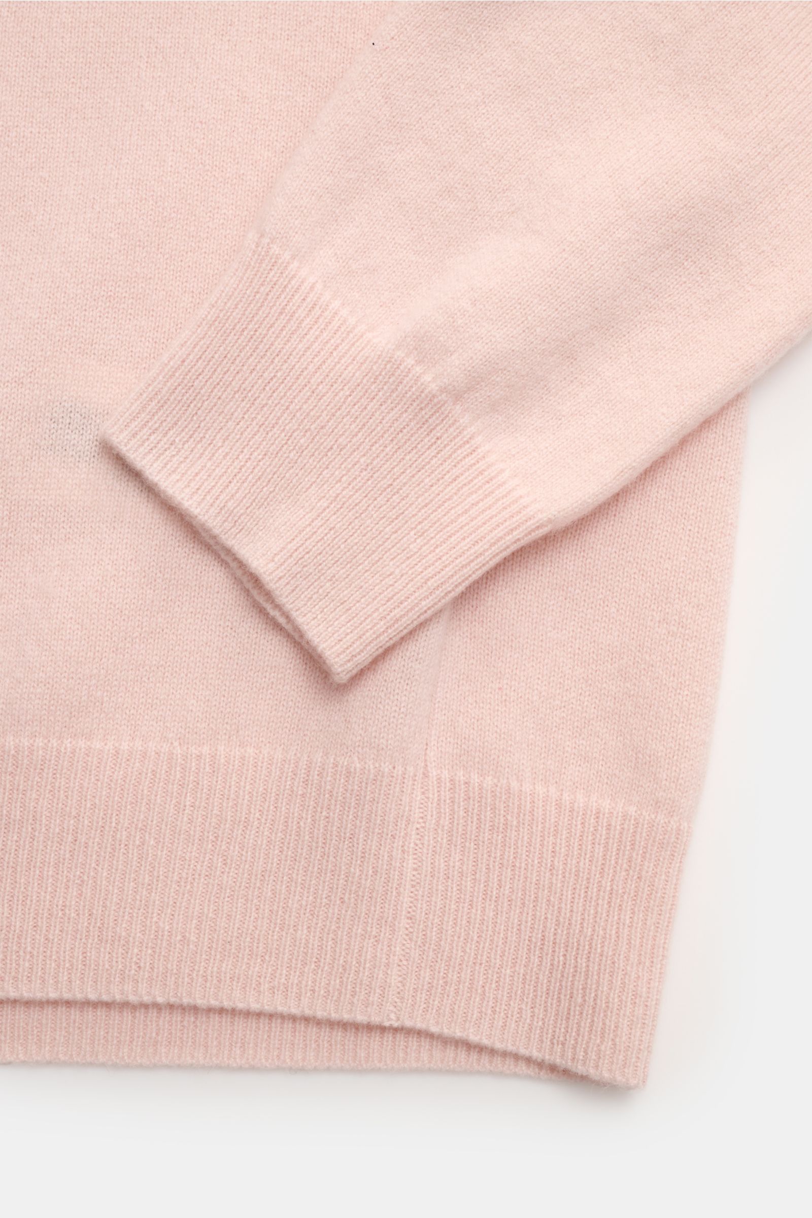 Nahaufnahme des FTC Cashmere Rundhalspullover rosé von oben, zeigt feines Strickbild, ultraweiche Cashmere-Qualität, Slim Fit, Rundhalsausschnitt und komfortable Rippbündchen.