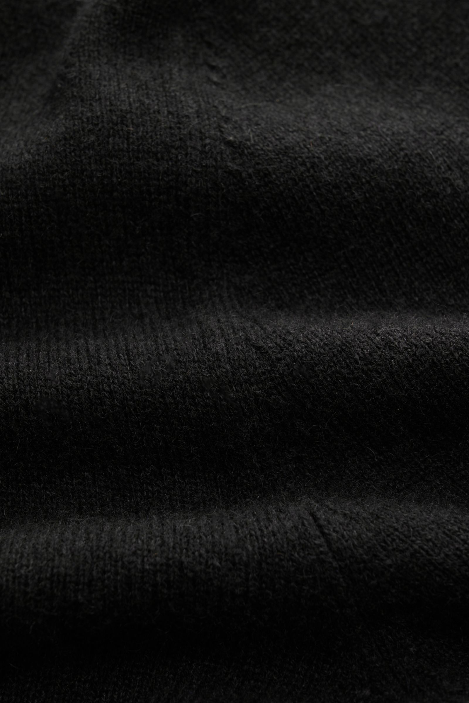 Nahaufnahme des fein gestrickten FTC Cashmere Rundhalspullover dunkelbraun aus reiner, ultraweicher Cashmere-Qualität mit komfortablen Rippbündchen.