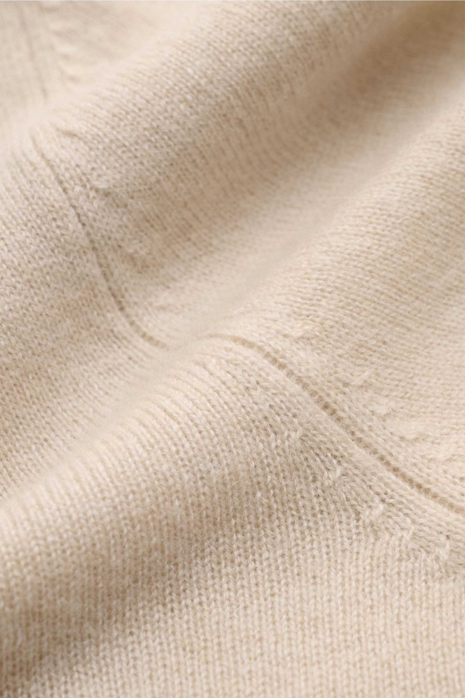 Nahaufnahme des feinen Strickbilds und der ultraweichen Struktur des FTC Cashmere Rundhalspullover beige aus reiner Cashmere-Qualität.