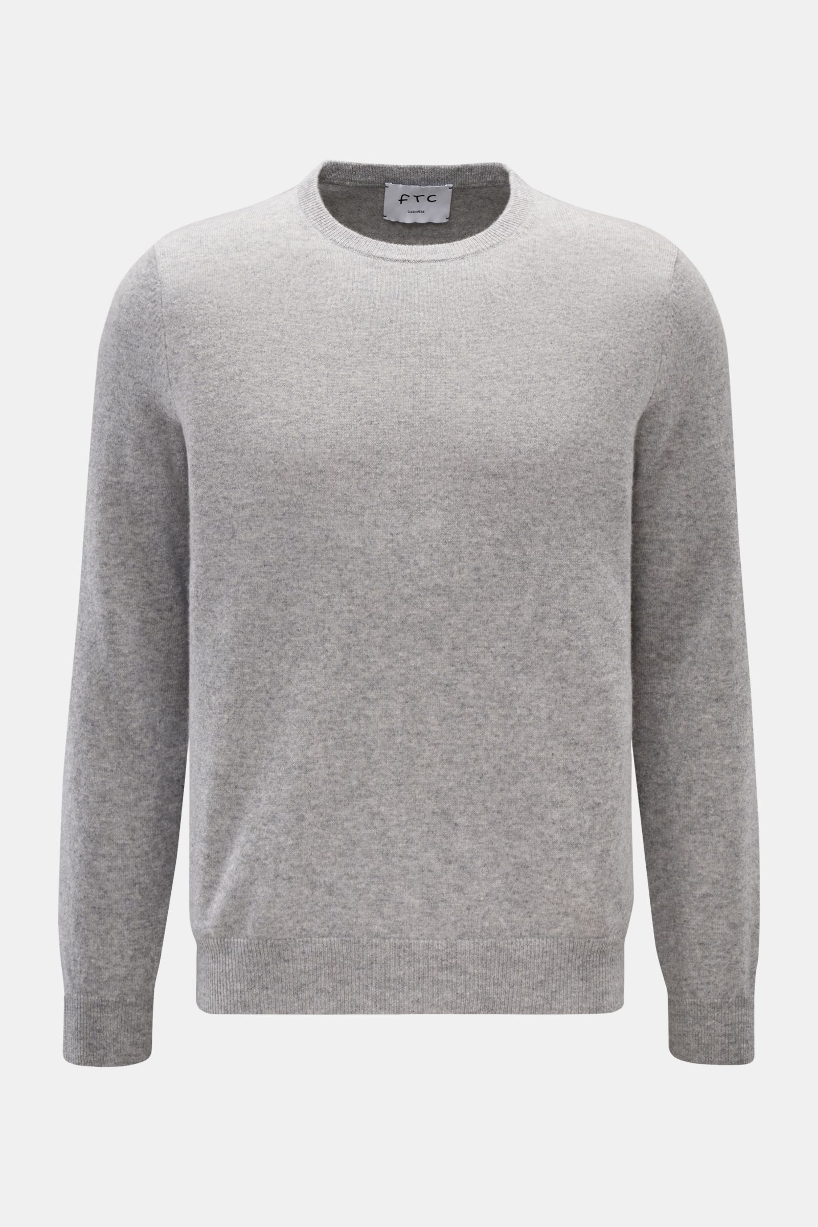 Front view of FTC Cashmere Rundhalspullover grau meliert, a slim fit, pure cashmere grey melange crewneck sweater with fine knit, soft touch, and ribbed cuffs.

Das Tragegefühl ultraweicher Cashmere-Qualität lässt diesen zeitlosen Rundhalspullover vom 