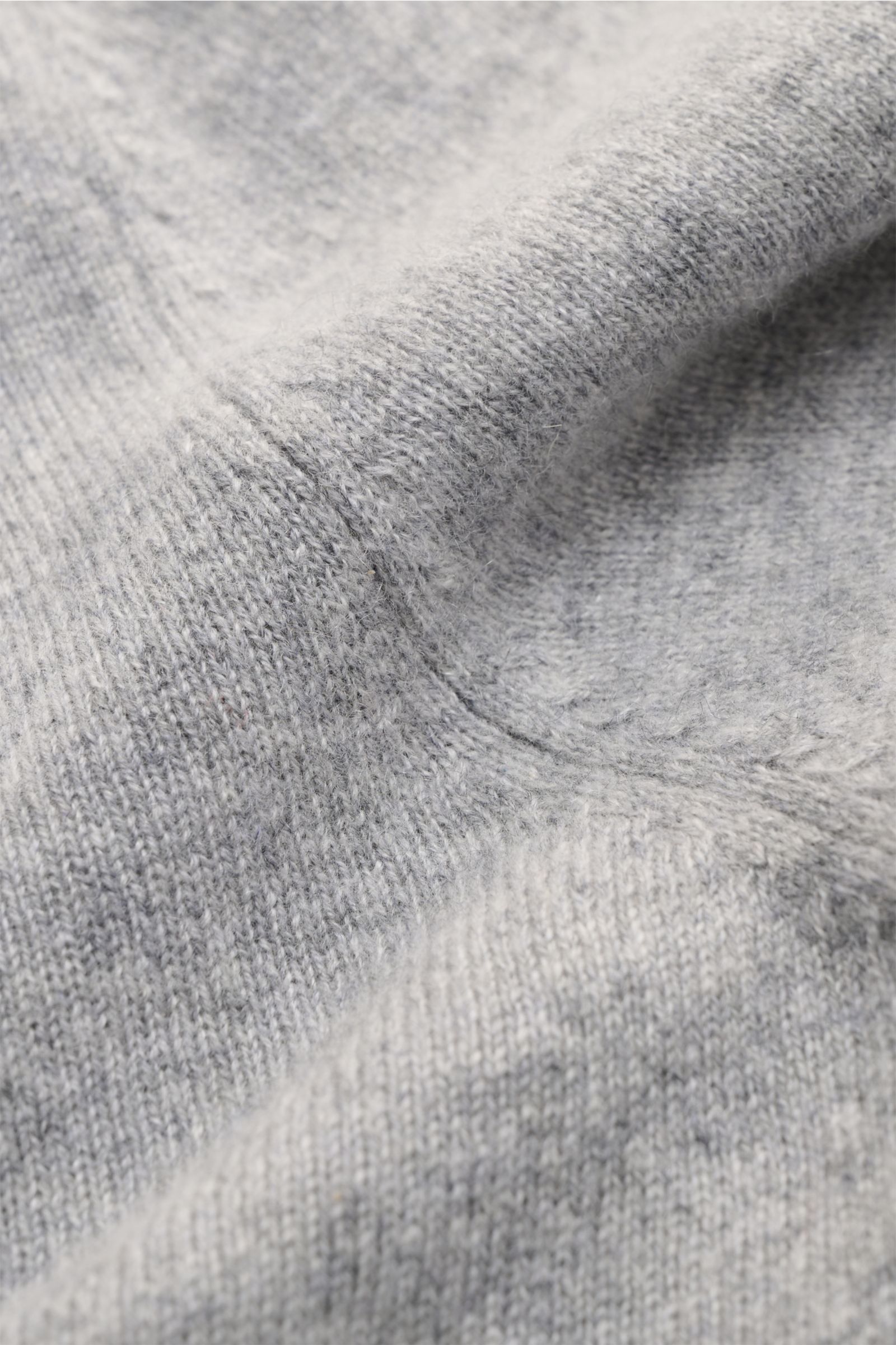 Close-up, front-angle view of the FTC Cashmere Rundhalspullover grau meliert showing fine knit texture and soft grey melange fabric.

Das Tragegefühl ultraweicher Cashmere-Qualität lässt diesen zeitlosen Rundhalspullover vom nachhaltigen Stricklabel FT