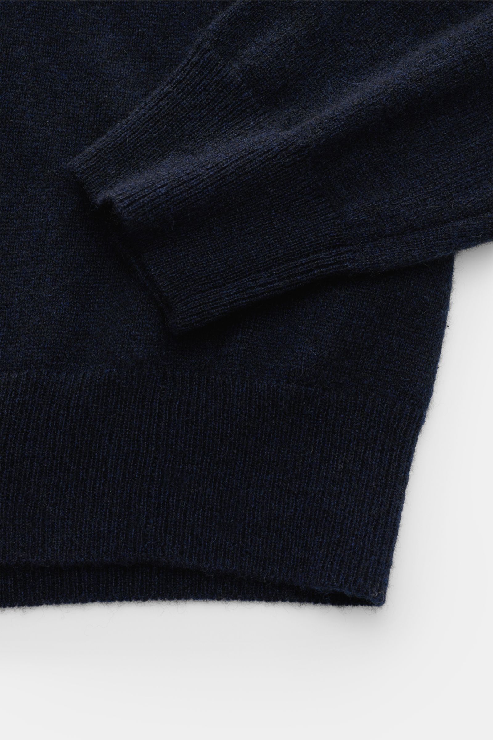 Close-up top view of the navy FTC Cashmere crew neck jumper showing fine knit, ribbed cuffs, and hem made from ultra soft pure cashmere.

Description:  
The feel of ultra soft cashmere fabric makes this timeless crew neck jumper by sustainable knitwear