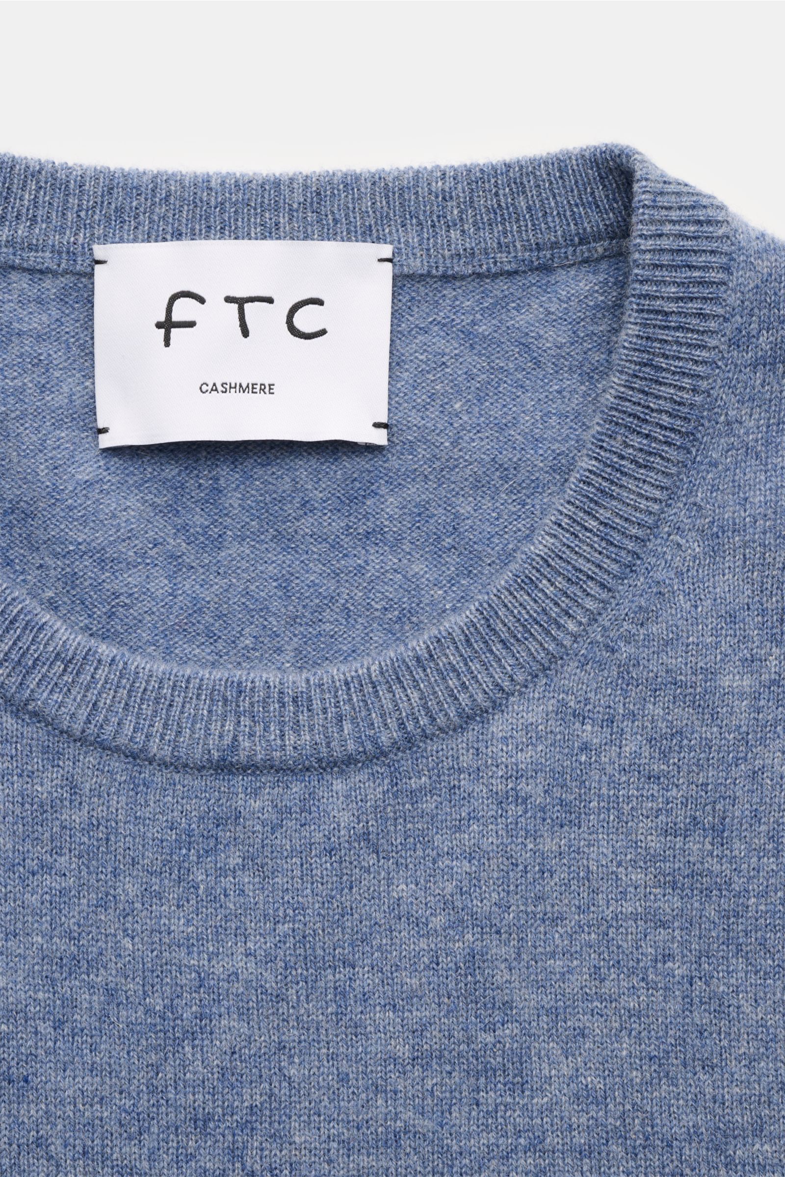 FTC Cashmere Rundhalspullover rauchblau meliert in Slim Fit, feines Strickbild, Rundhalsausschnitt, Rippbündchen, aus ultraweichem reinen Cashmere, Nahaufnahme von oben.