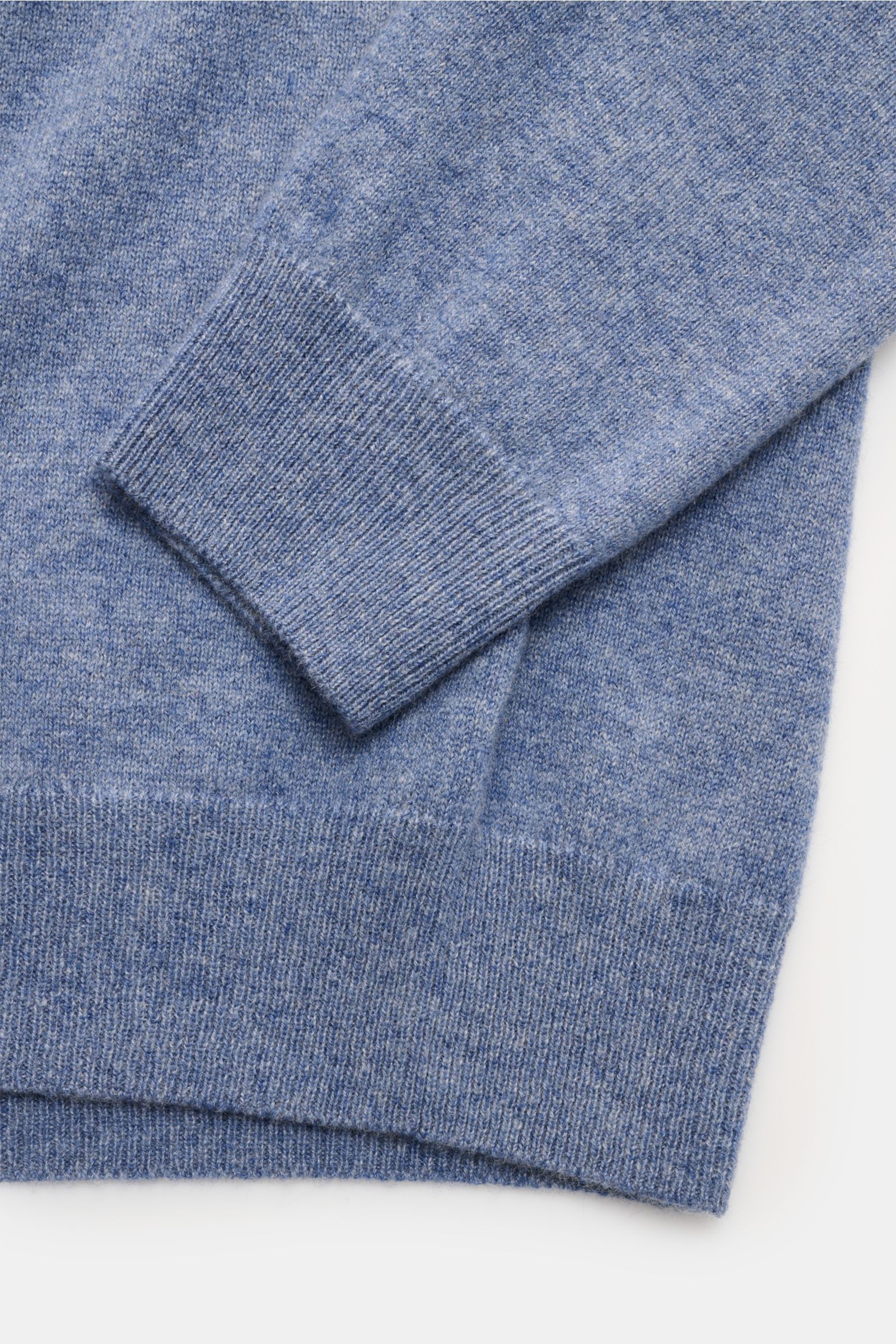 Nahaufnahme des FTC Cashmere Rundhalspullover rauchblau meliert von oben mit feinem Strickbild, Slim Fit, Rundhalsausschnitt und weichen Rippbündchen.