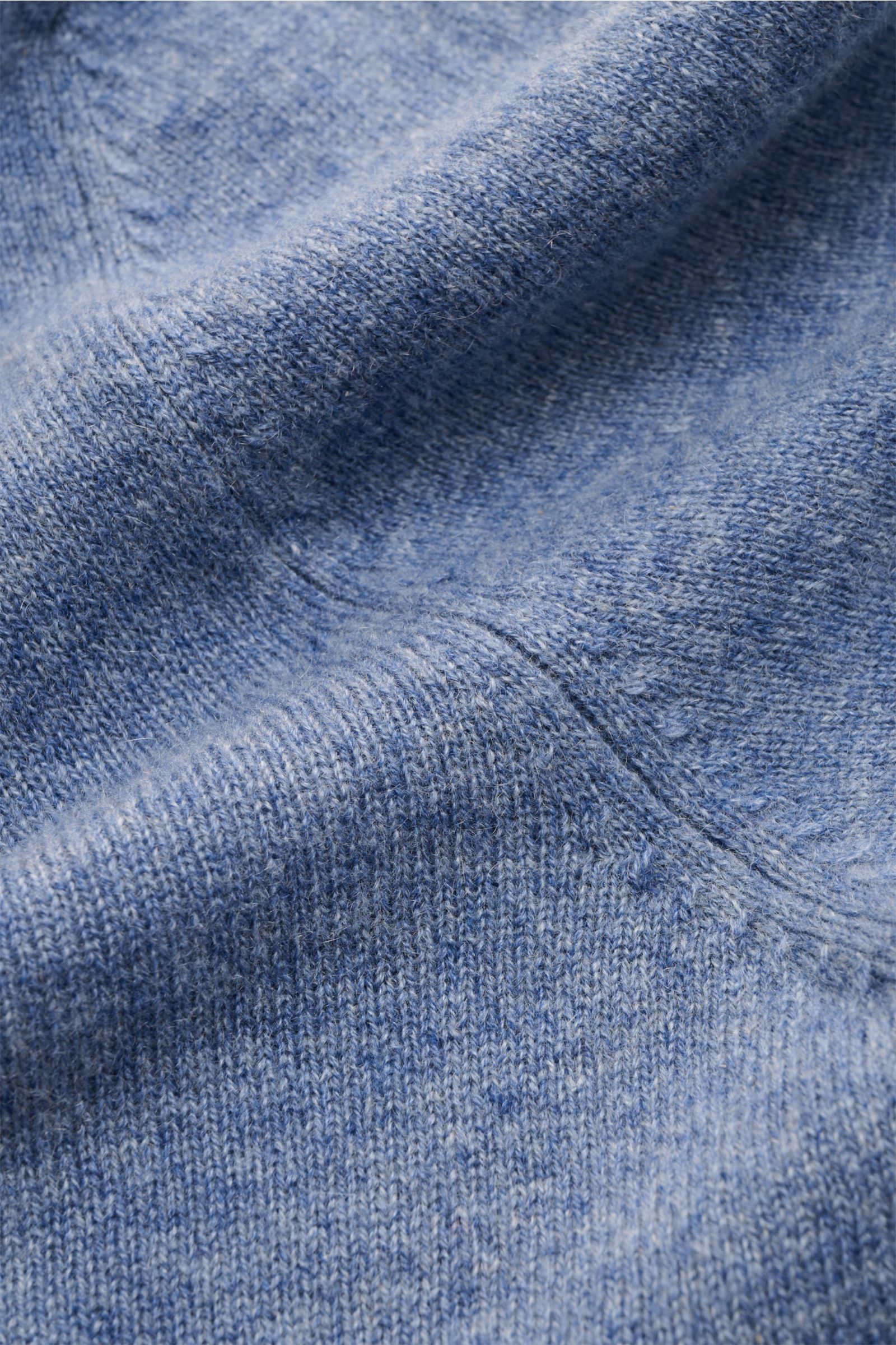 Nahaufnahme des fein gestrickten FTC Cashmere Rundhalspullover rauchblau meliert aus reiner, ultraweicher Cashmere-Qualität mit Slim Fit, Rundhalsausschnitt und komfortablen Rippbündchen.