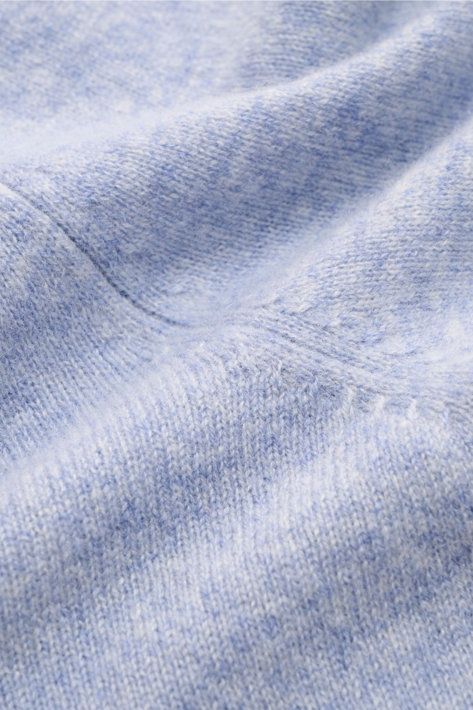Close-up front view of the FTC Cashmere Rundhalspullover hellblau meliert showing fine knit texture and soft light blue melange fabric.

Das Tragegefühl ultraweicher Cashmere-Qualität lässt diesen zeitlosen Rundhalspullover vom nachhaltigen Stricklabel