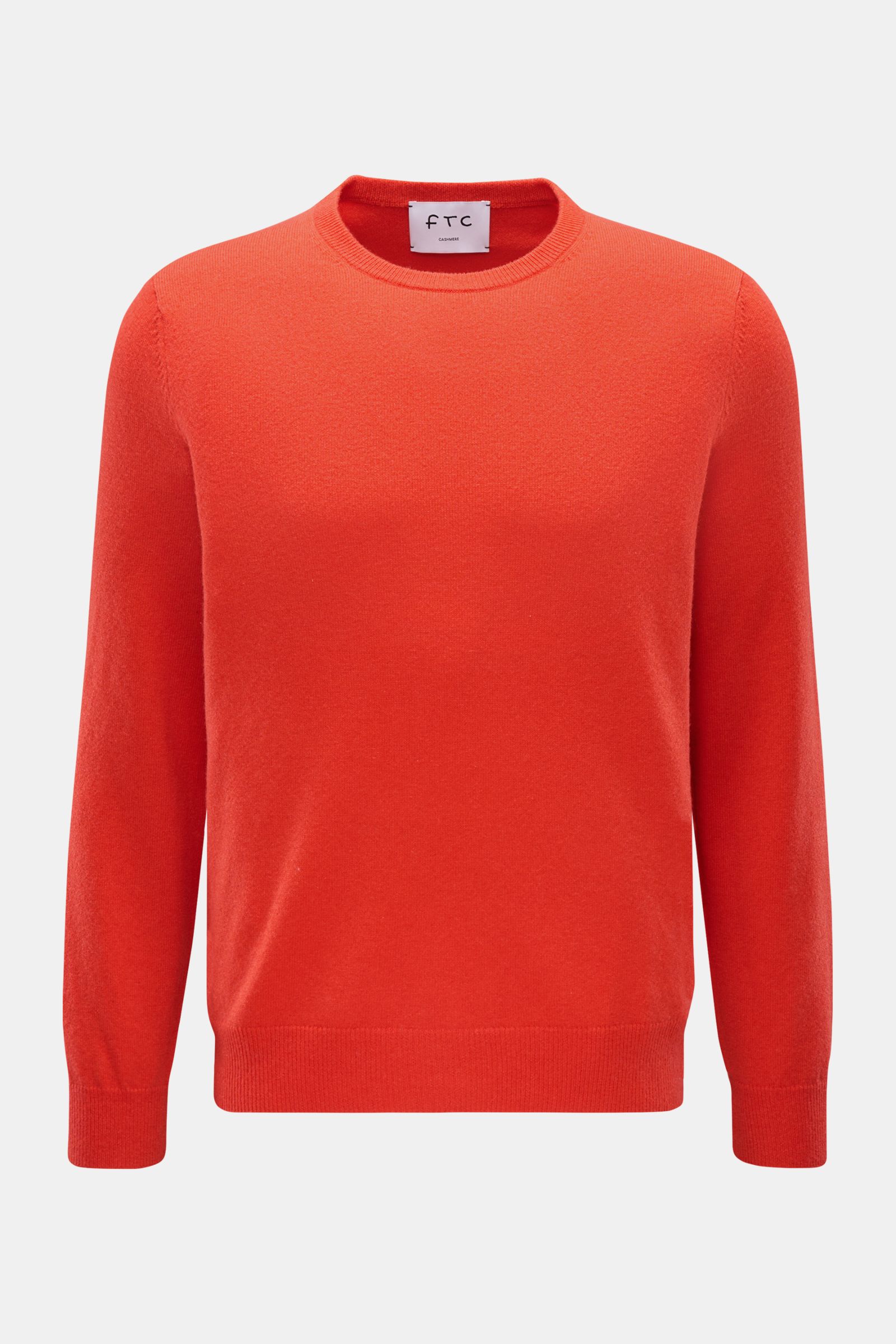 Front view of FTC Cashmere Rundhalspullover hellrot, a slim fit, ultra-soft pure cashmere sweater with a fine knit, round neckline, and comfortable ribbed cuffs.

Das Tragegefühl ultraweicher Cashmere-Qualität lässt diesen zeitlosen Rundhalspullover vo