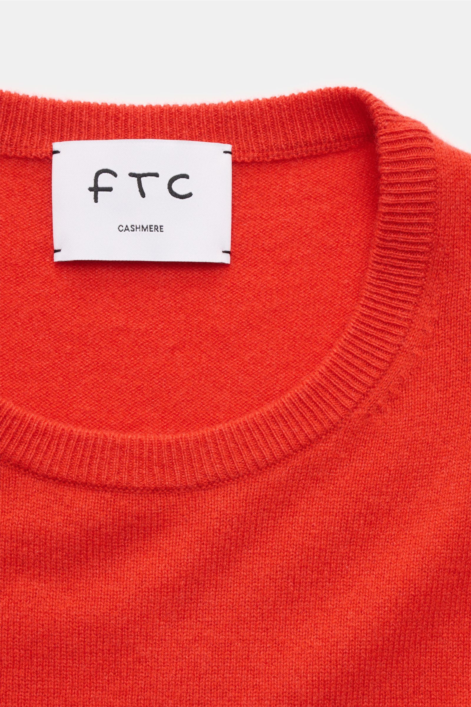 Close-up front view of FTC Cashmere Rundhalspullover hellrot, showing fine knit, round neckline, and ribbed cuffs in soft cashmere.

Das Tragegefühl ultraweicher Cashmere-Qualität lässt diesen zeitlosen Rundhalspullover vom nachhaltigen Stricklabel FTC