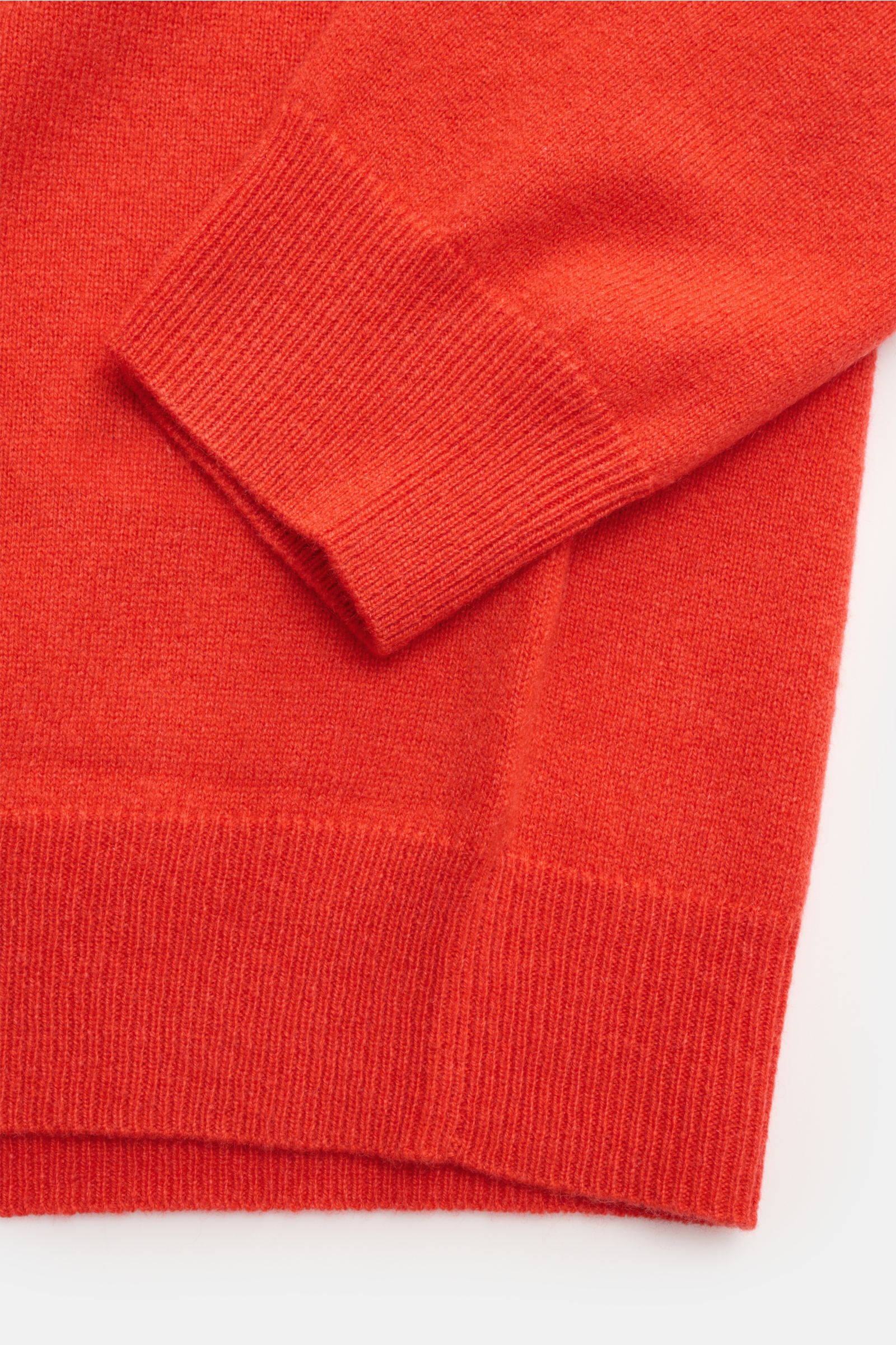 Close-up, top-down view of the sleeve and hem of the FTC Cashmere Rundhalspullover hellrot, showing fine knit, ribbed cuffs, and soft, pure cashmere fabric.

Description: Das Tragegefühl ultraweicher Cashmere-Qualität lässt diesen zeitlosen Rundhalspul