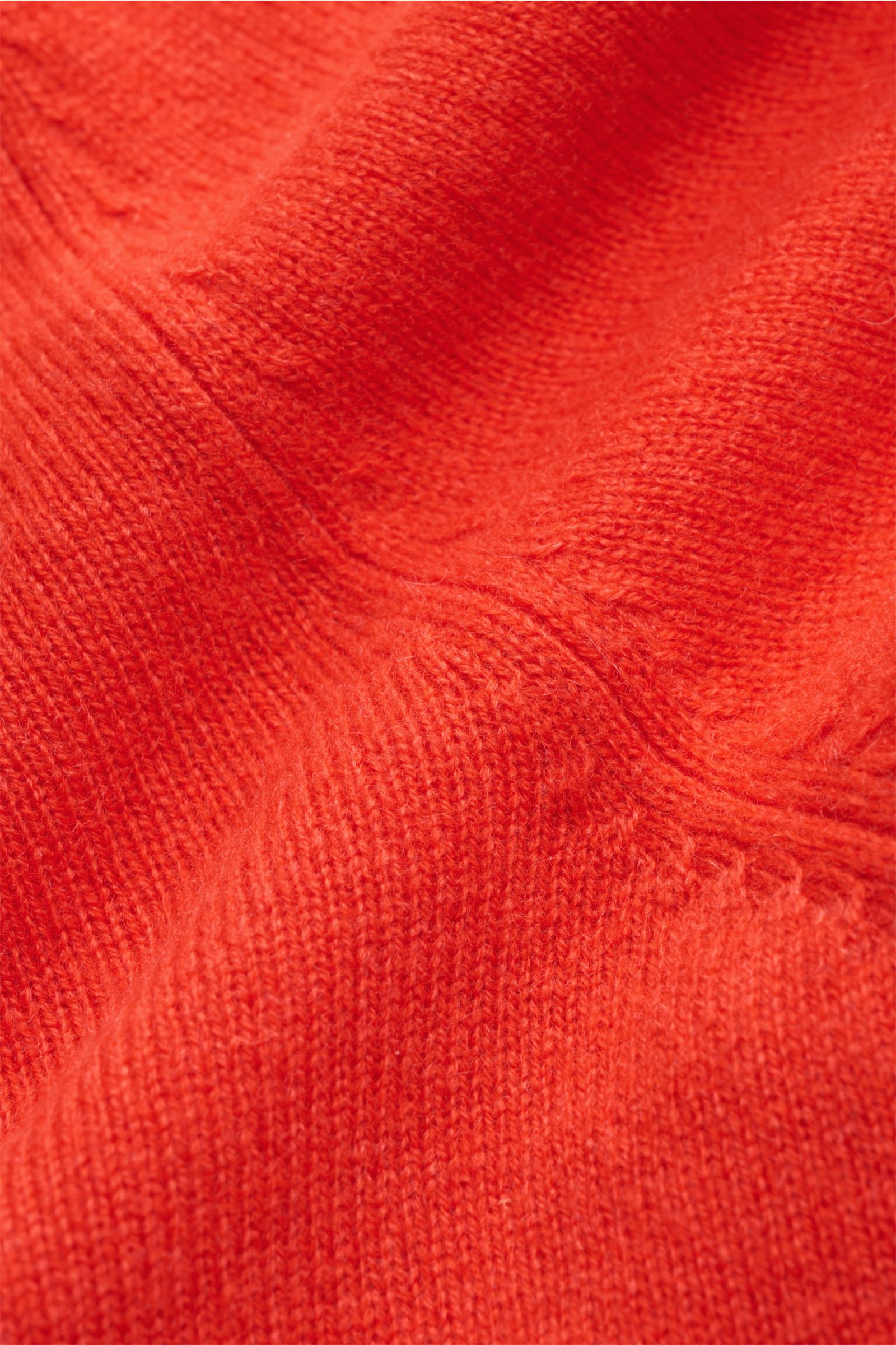 Close-up front view of the FTC Cashmere Rundhalspullover hellrot showing fine knit texture and soft fabric in light red color.

Das Tragegefühl ultraweicher Cashmere-Qualität lässt diesen zeitlosen Rundhalspullover vom nachhaltigen Stricklabel FTC zu e
