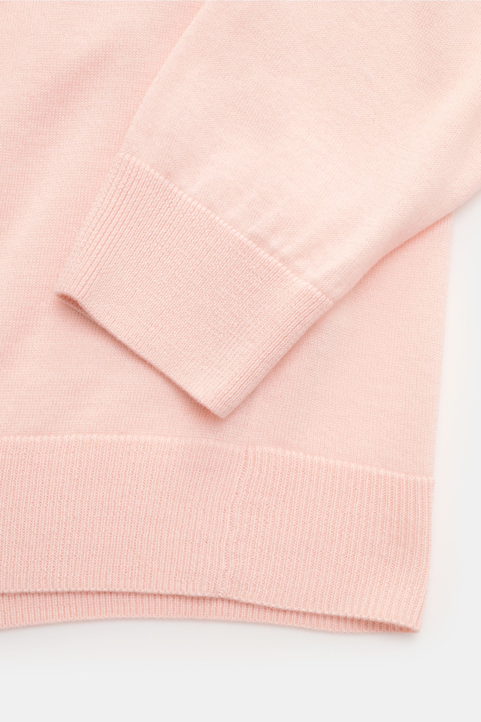 Nahaufnahme des Ärmels und Bunds des FTC Feinstrick Rundhalspullover rosé aus Cashmere-SeaCell-Mix, Slim Fit, Rundhalsausschnitt, weicher Griff, Öko-Tex® zertifiziert.