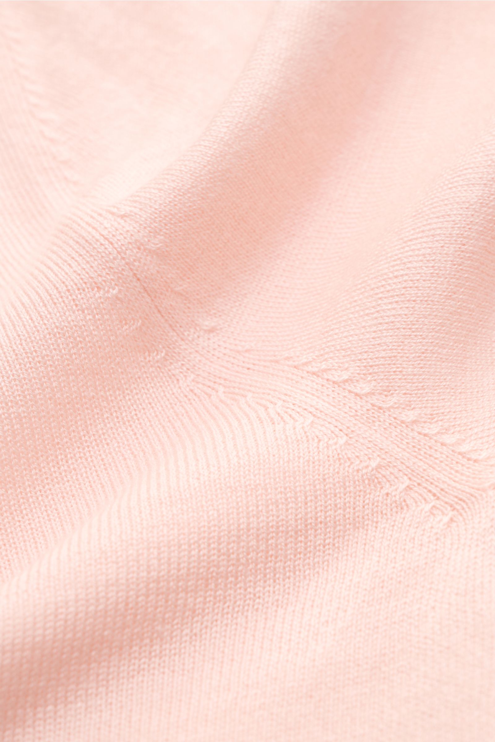 Nahaufnahme des FTC Feinstrick Rundhalspullover rosé aus Cashmere-SeaCell-Mix, slim fit, feines Strickbild, nachhaltige Produktion.