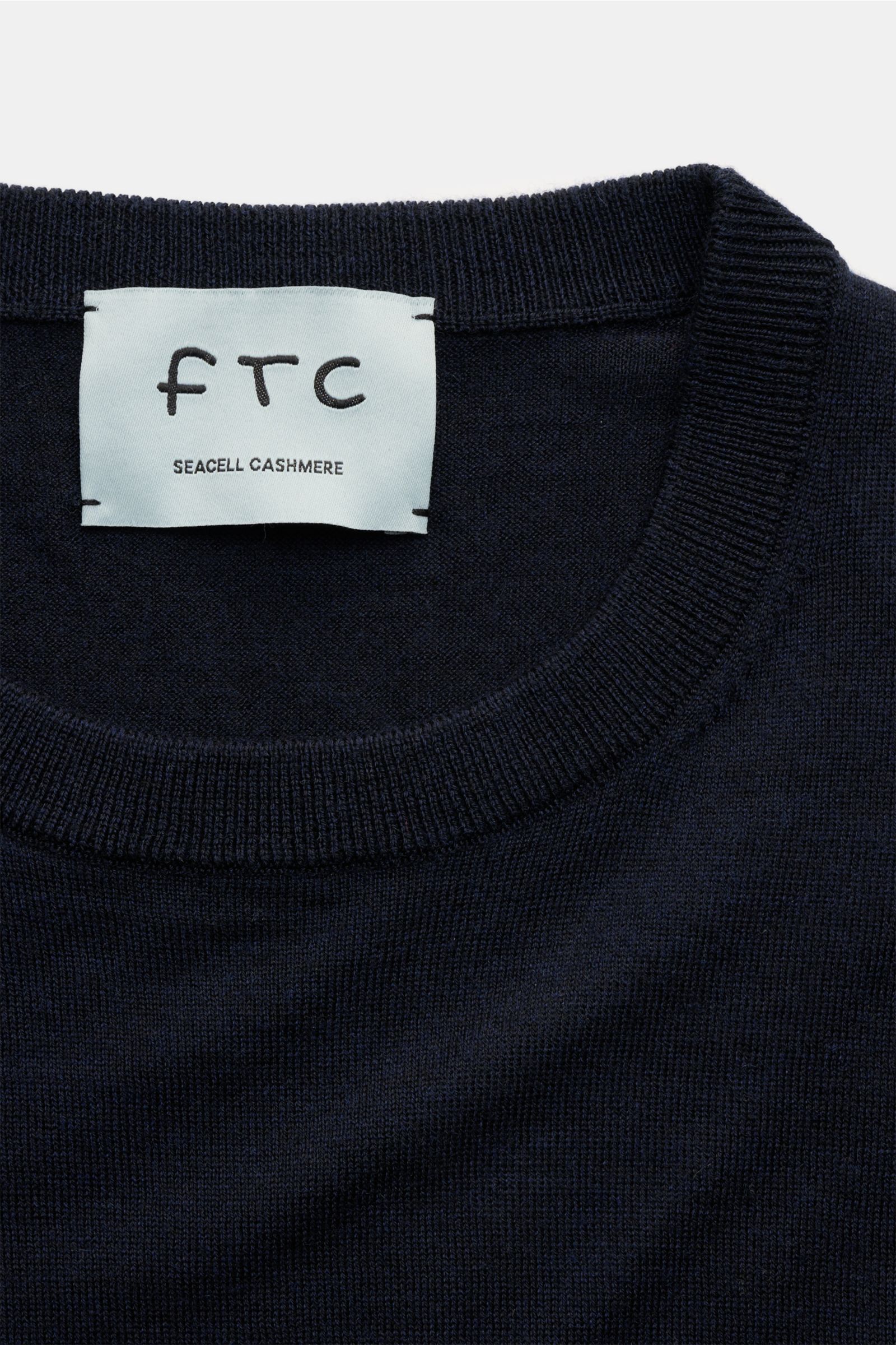 Nahaufnahme des Rundhalsausschnitts des FTC Feinstrick Rundhalspullover dark navy aus Cashmere-SeaCell-Mix, Slim Fit, weicher Griff, Öko-Tex® zertifiziert.