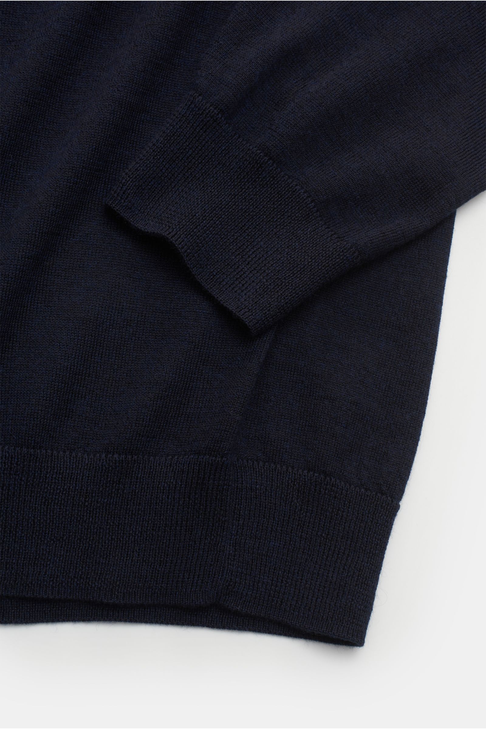 Nahaufnahme des FTC Feinstrick Rundhalspullover dark navy, slim fit mit Rundhalsausschnitt, Rippbündchen, feinem Strickbild, nachhaltig produziert.