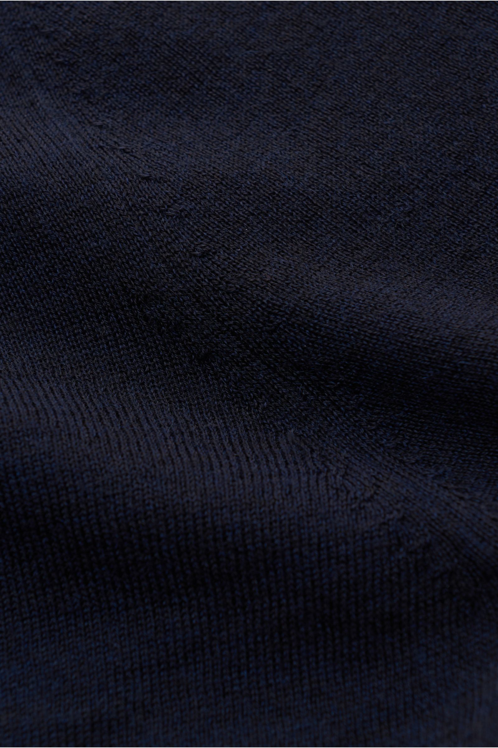 Nahaufnahme des FTC Feinstrick Rundhalspullover dark navy aus Cashmere-SeaCell-Mix, Slim Fit mit feinem Strickbild, Rundhalsausschnitt, Rippbündchen, nachhaltiger Produktion.