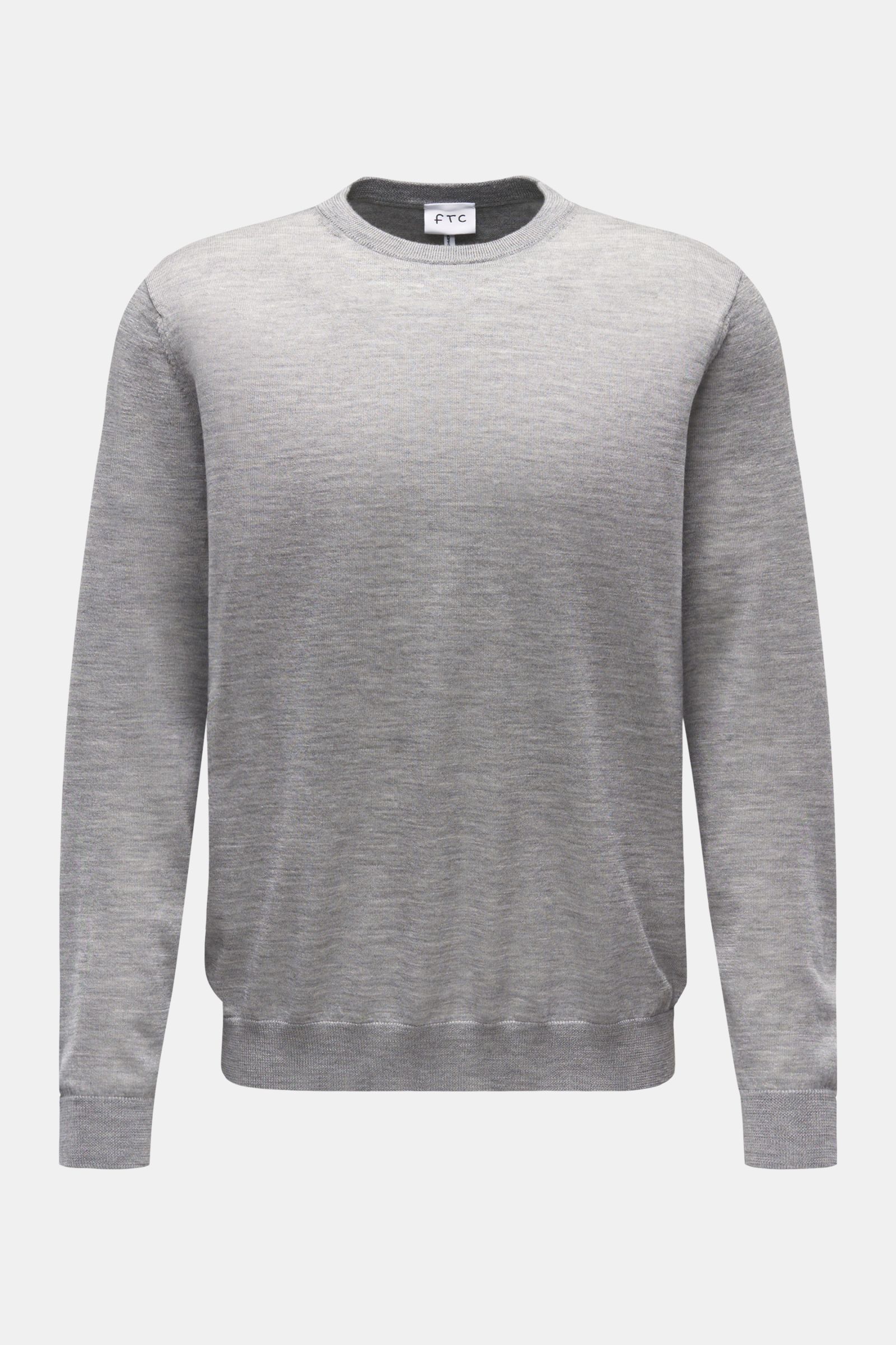 FTC Feinstrick Rundhalspullover grau meliert, Slim Fit, aus Cashmere-SeaCell-Mix, weicher Griff, feines Strickbild, Rundhalsausschnitt, Rippbündchen, frontal fotografiert, nachhaltig und Öko-Tex® zertifiziert.