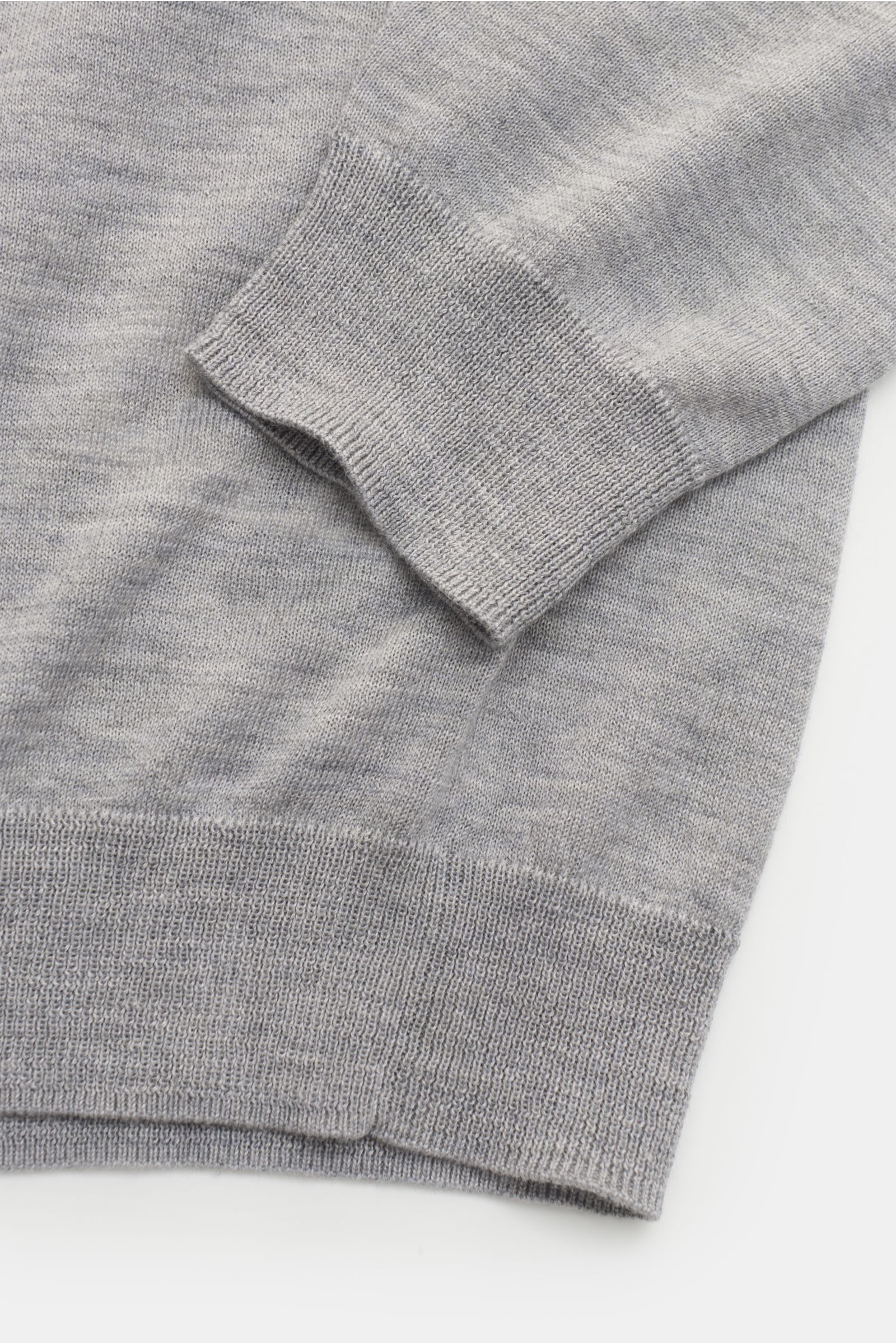 Nahaufnahme von Ärmel und Bund des FTC Feinstrick Rundhalspullover grau meliert, Slim Fit, aus weichem Cashmere-SeaCell-Mix, mit feinem Strickbild, Rundhalsausschnitt, Rippbündchen, nachhaltiger Produktion und Öko-Tex® Zertifikat.