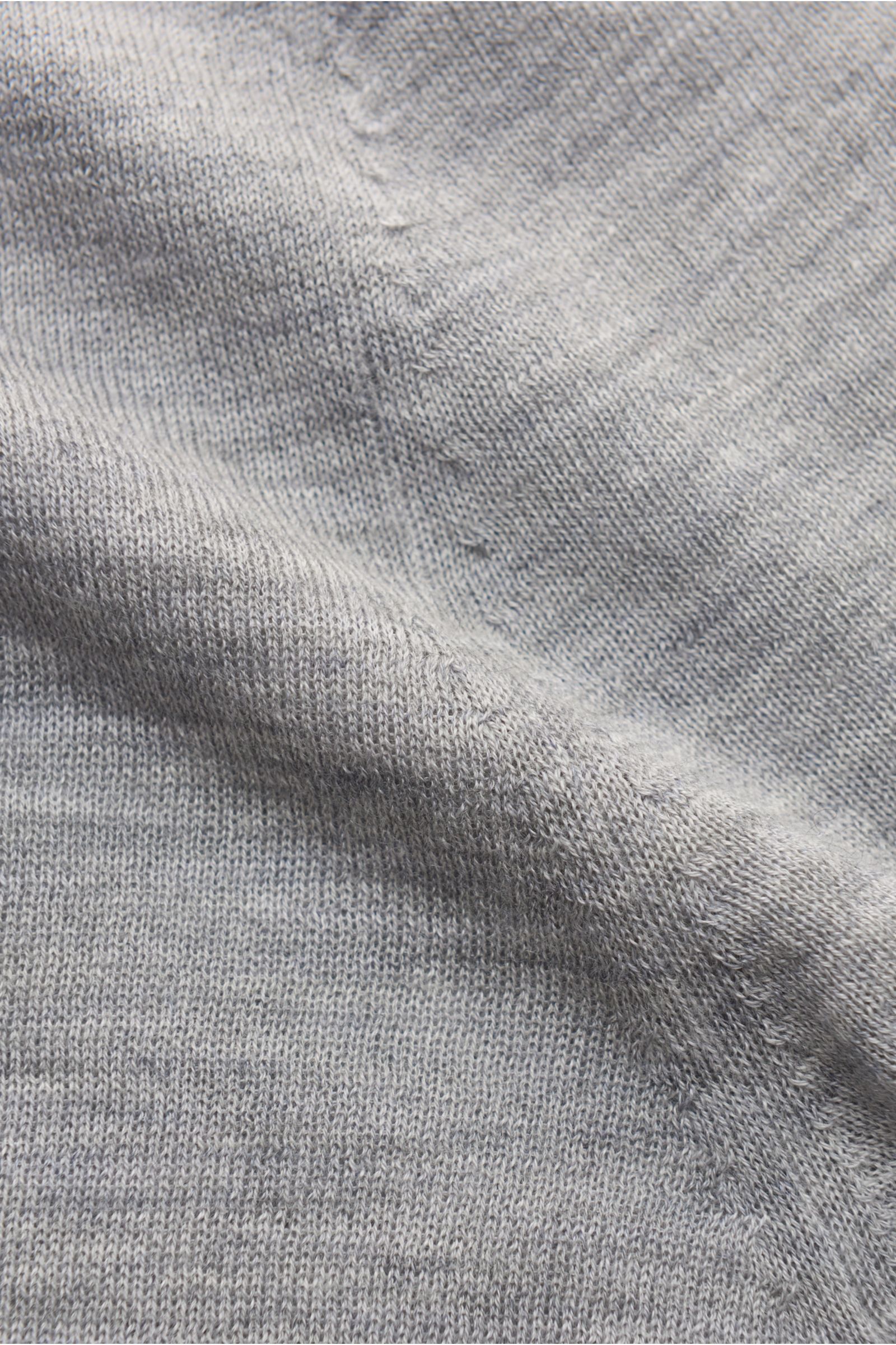 Nahaufnahme des FTC Feinstrick Rundhalspullover grau meliert aus Cashmere-SeaCell-Mix, weicher Griff, feines Strickbild, Slim Fit.