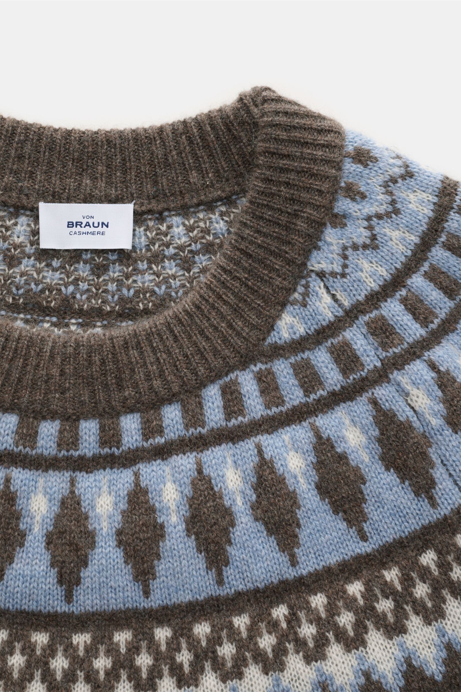 Nahaufnahme des von Braun Cashmere Rundhalspullover braun/rauchblau/creme gemustert mit Norweger-Strickmuster, Rundhalsausschnitt und flexiblem Rippbündchen aus mongolischem Cashmere.
