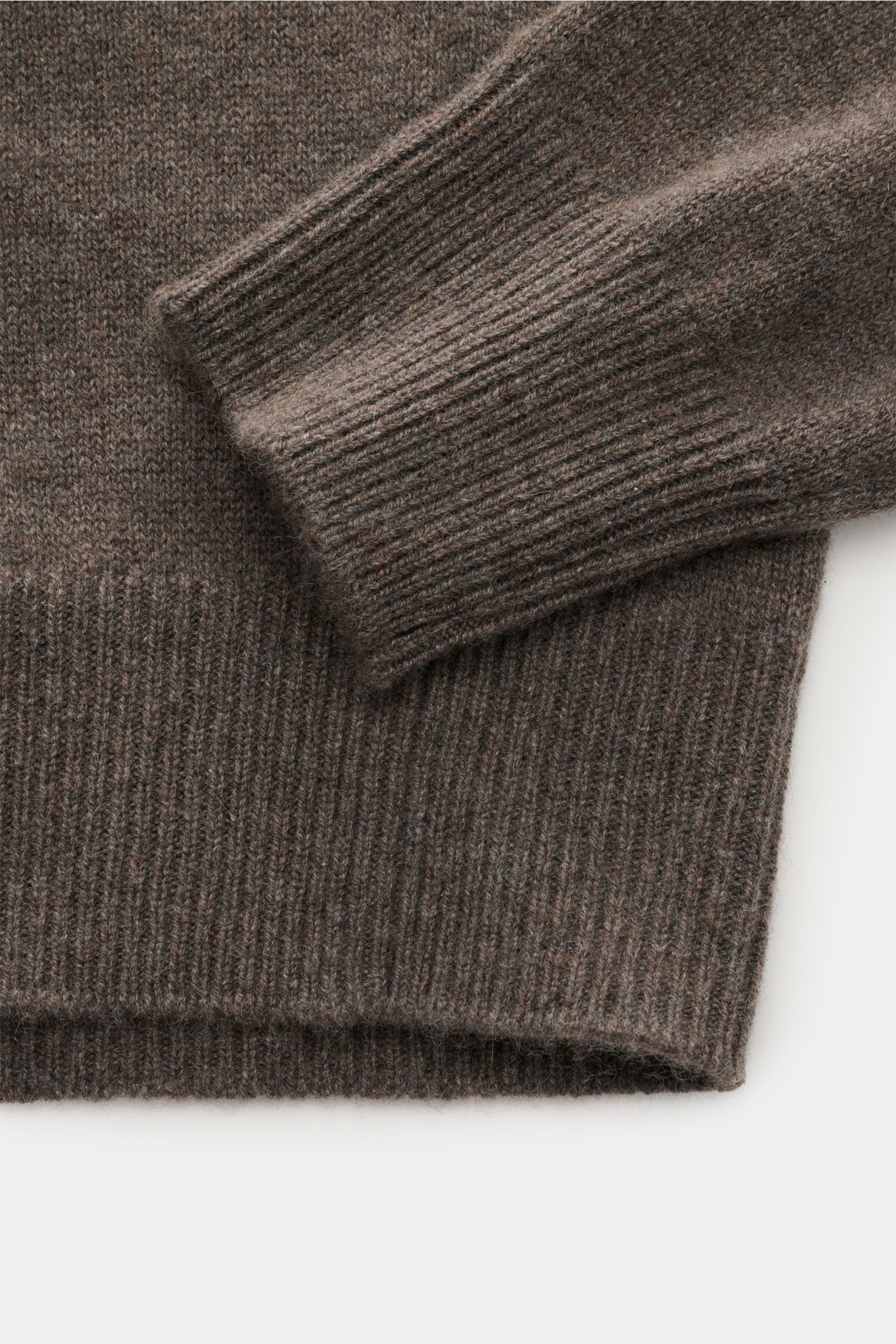 Nahaufnahme des von Braun Cashmere Rundhalspullover braun/rauchblau/creme gemustert, fotografiert von oben, zeigt Raglanärmel, Rippbündchen, mittelfeines Strickbild aus weichem, reinem mongolischem Cashmere mit klassischem Norwegermuster.