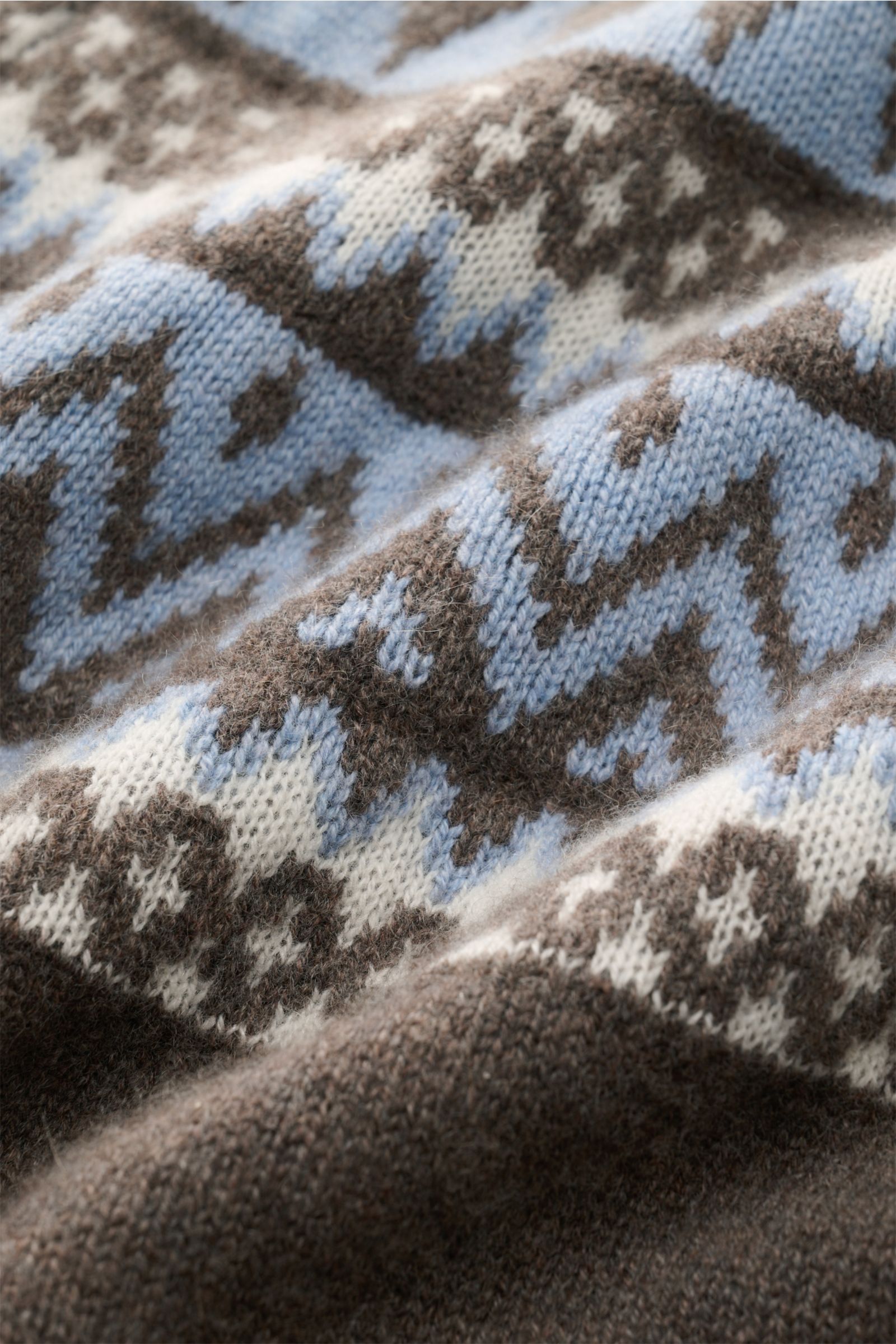 Nahaufnahme des von Braun Cashmere Rundhalspullover braun/rauchblau/creme gemustert mit Norwegermuster, weicher mongolischer Cashmere-Strick.
