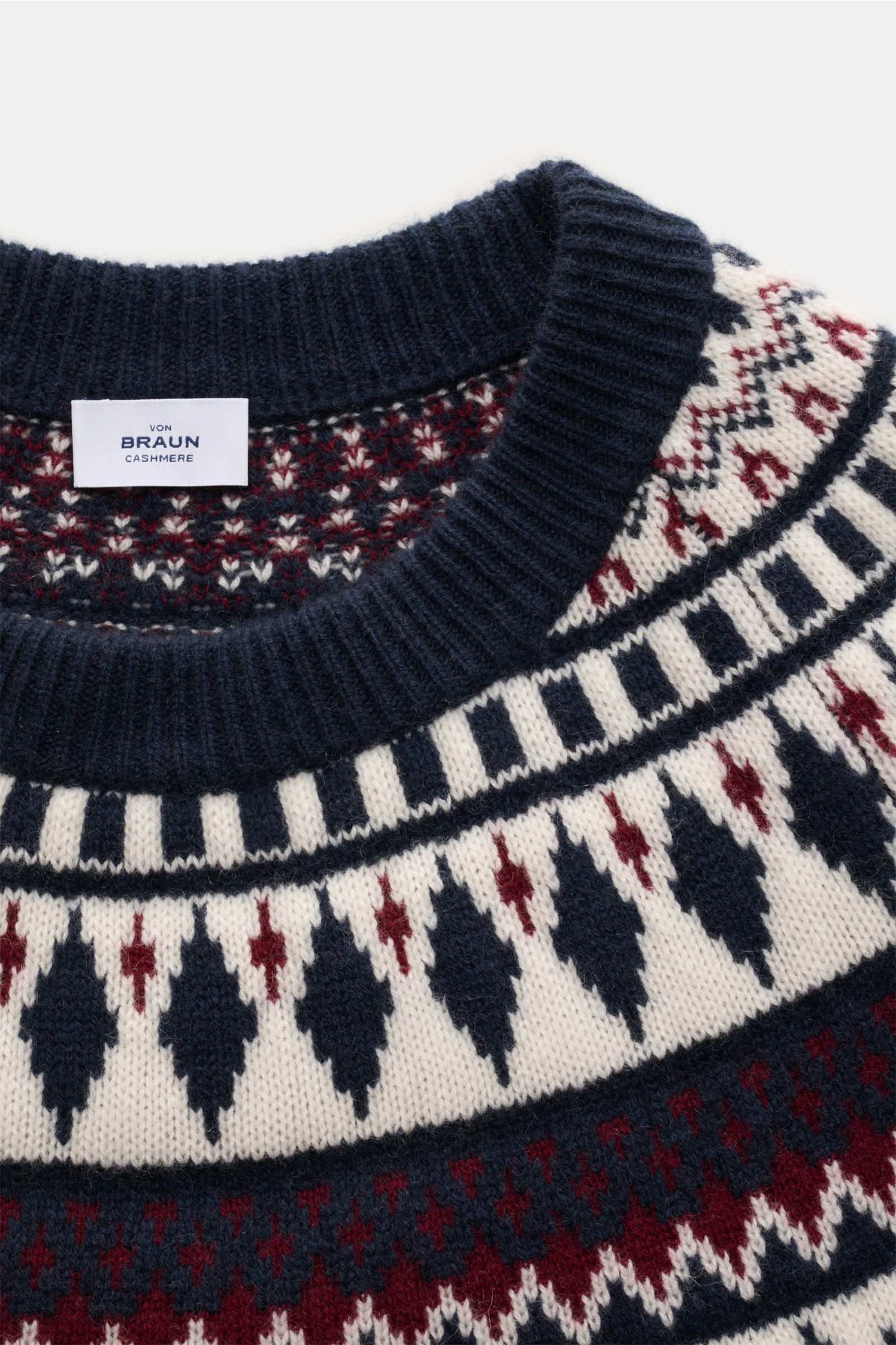 Nahaufnahme von von Braun Cashmere Rundhalspullover navy/bordeaux/offwhite gemustert mit Norwegermuster, Rundhalsausschnitt, Raglanärmeln, reiner mongolischer Cashmere, Slim Fit, flexible Rippbündchen, mittelfeines Strickbild.