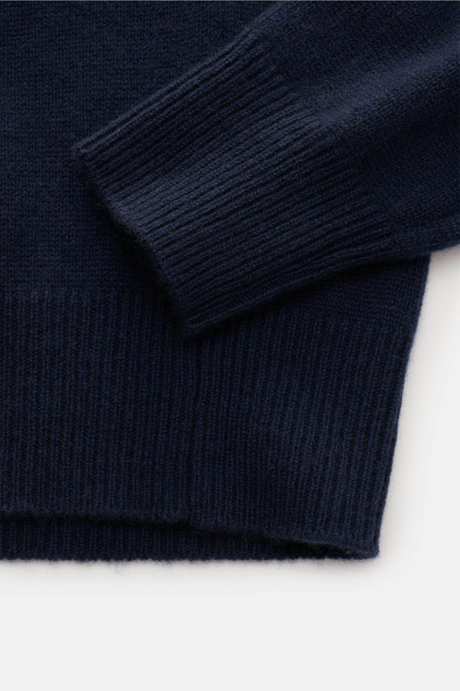 Nahaufnahme des von Braun Cashmere Rundhalspullover navy/bordeaux/offwhite gemustert, Fokus auf Ärmel und Bund aus weichem mongolischem Cashmere in Slim Fit mit Rippbündchen.