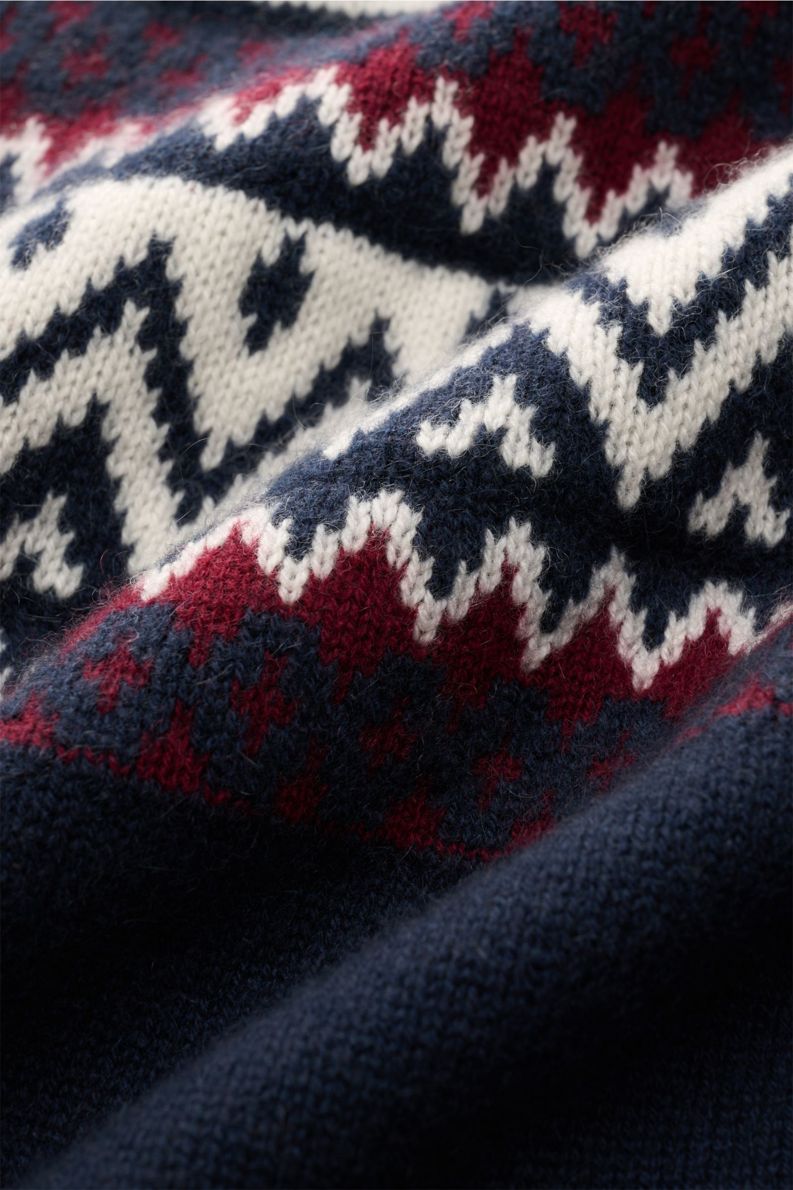 Nahaufnahme des von Braun Cashmere Rundhalspullover navy/bordeaux/offwhite gemustert mit weichem Strick, Norweger-Muster und mongolischem Cashmere.