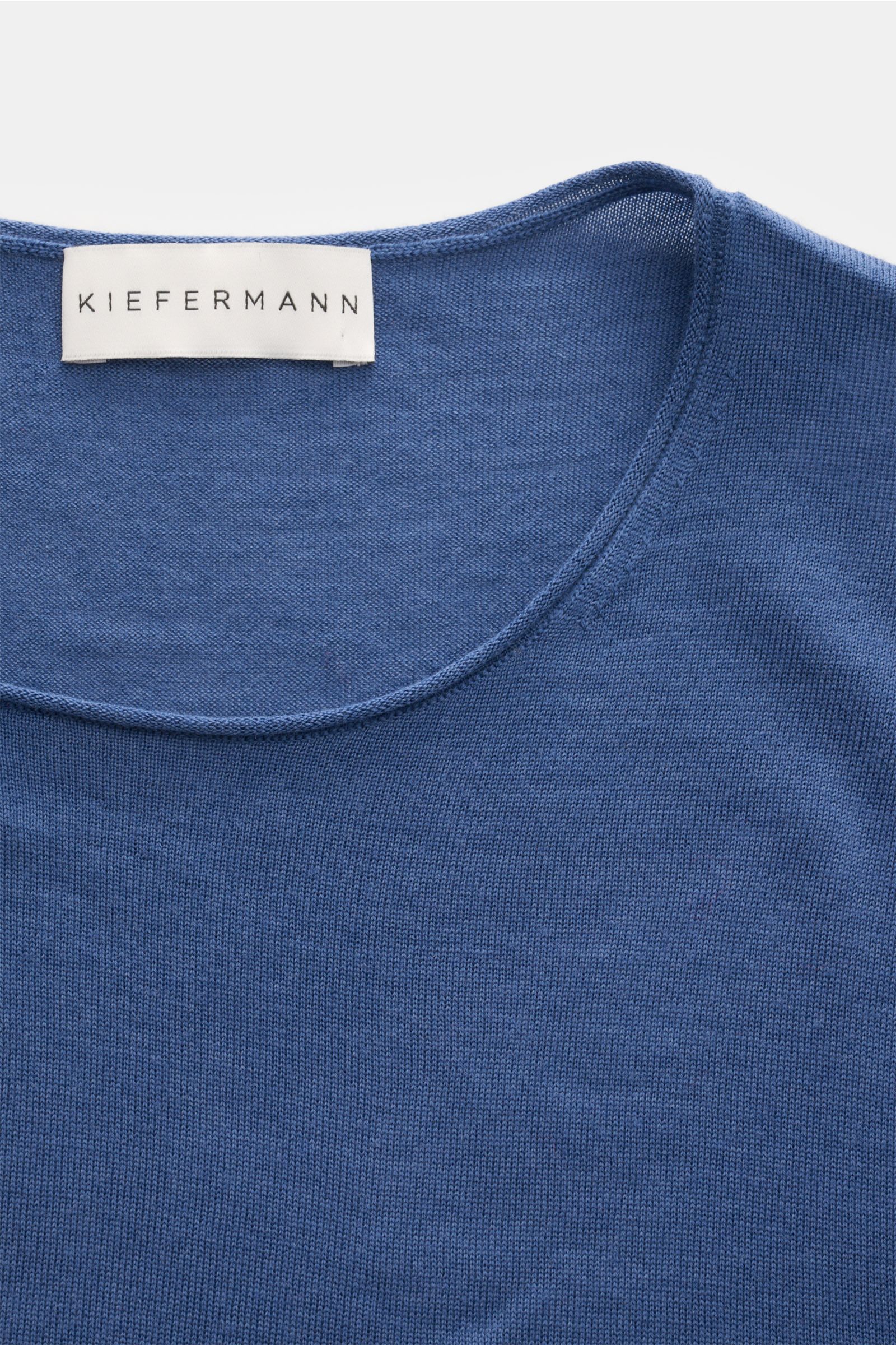 Close-up front view of Kiefermann Merino crew neck jumper 'Benjamin' blue showing fine knit texture and crew neckline.

A luxurious basic piece: This crew neck jumper by KIEFERMANN offers maximum comfort in a timeless fine knit. It is the ideal layerin