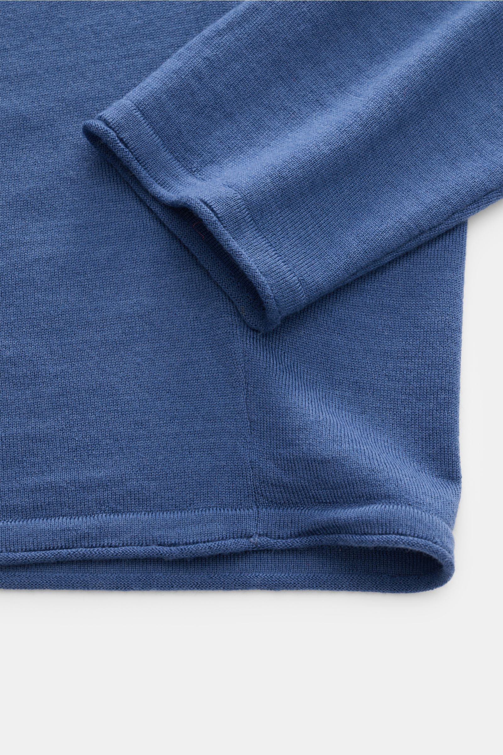 Close-up top-down view of blue Kiefermann Merino crew neck jumper 'Benjamin' showing fine knit fabric and cuff detailing.

A luxurious basic piece: This crew neck jumper by KIEFERMANN offers maximum comfort in a timeless fine knit. It is the ideal laye
