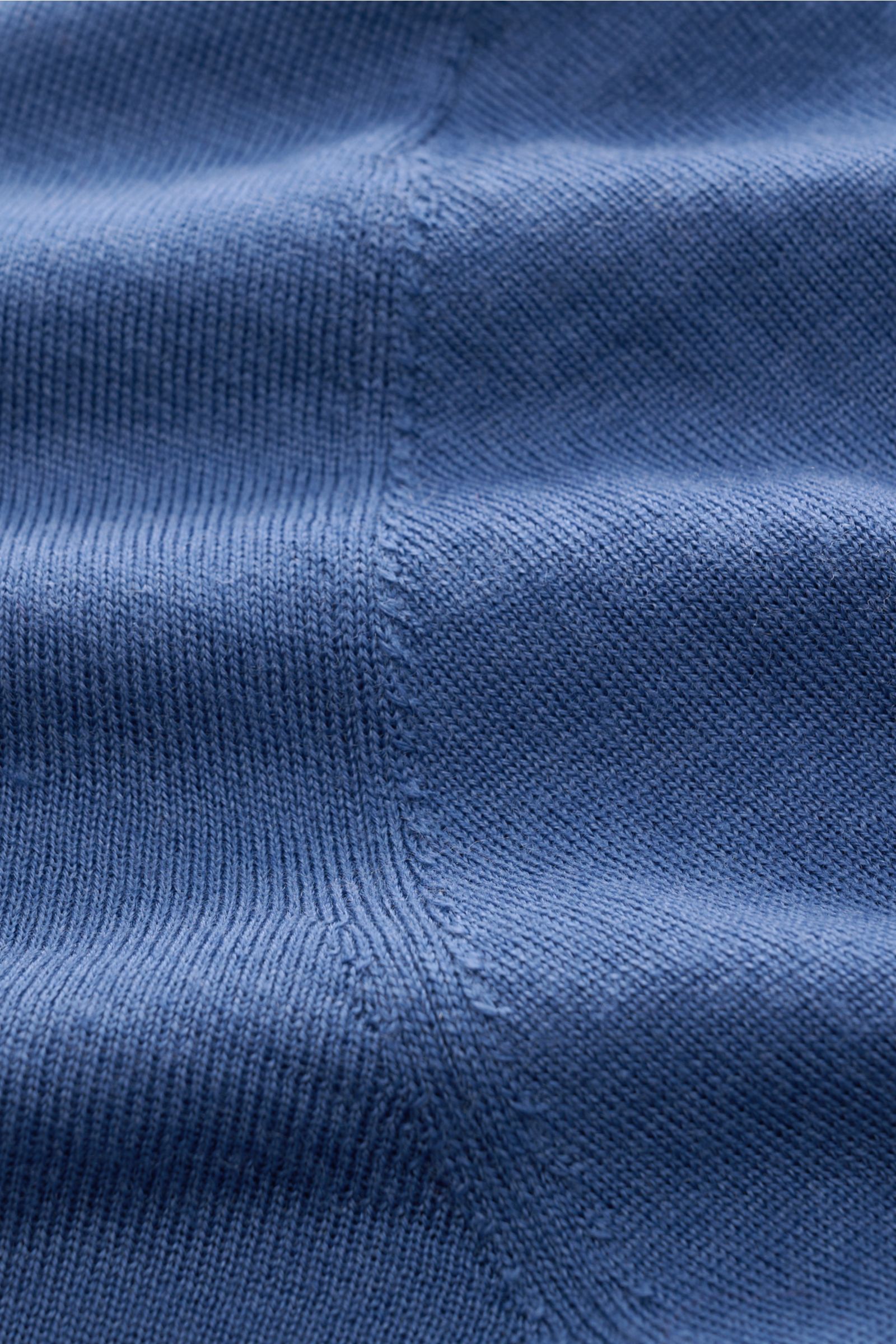 Close-up front view of the fine knit texture and seam detail of the Kiefermann Merino crew neck jumper 'Benjamin' blue, made from pure merino wool for a soft feel.

A luxurious basic piece: This crew neck jumper by KIEFERMANN offers maximum comfort in 