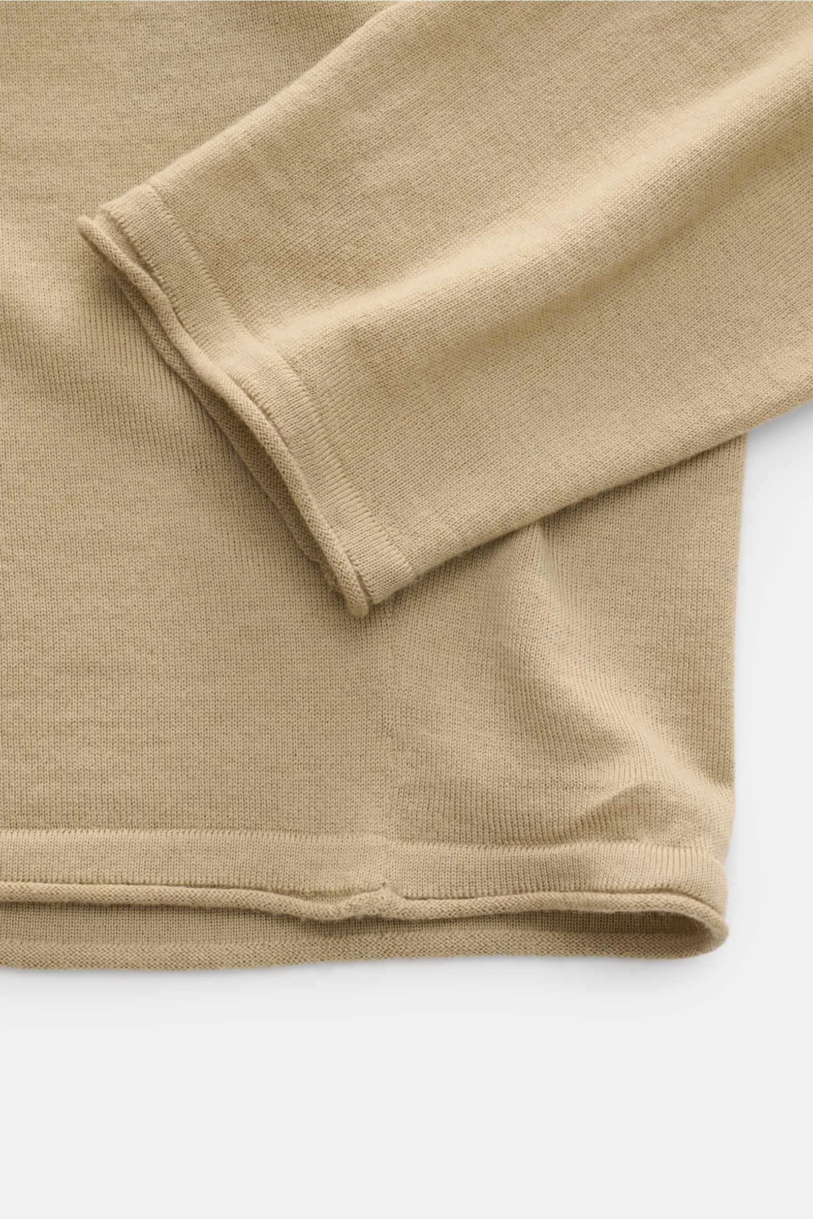 Close-up top view of the sleeve and hem of the Kiefermann Merino crew neck jumper 'Benjamin' sand, showing fine knit texture and soft fabric.

A luxurious basic piece: This crew neck jumper by KIEFERMANN offers maximum comfort in a timeless fine knit. 