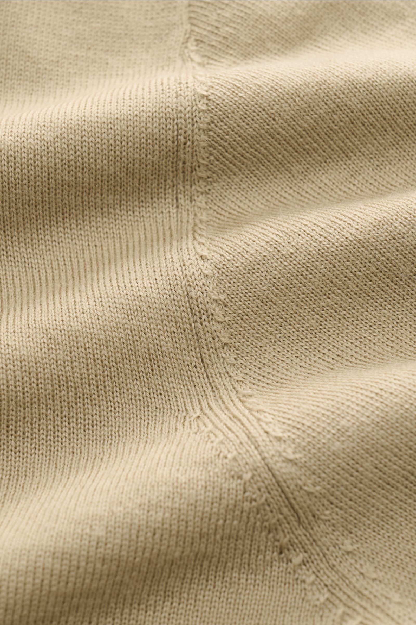Close-up front view of Kiefermann Merino crew neck jumper 'Benjamin' sand showing fine knit texture and seam details.

A luxurious basic piece: This crew neck jumper by KIEFERMANN offers maximum comfort in a timeless fine knit. It is the ideal layering